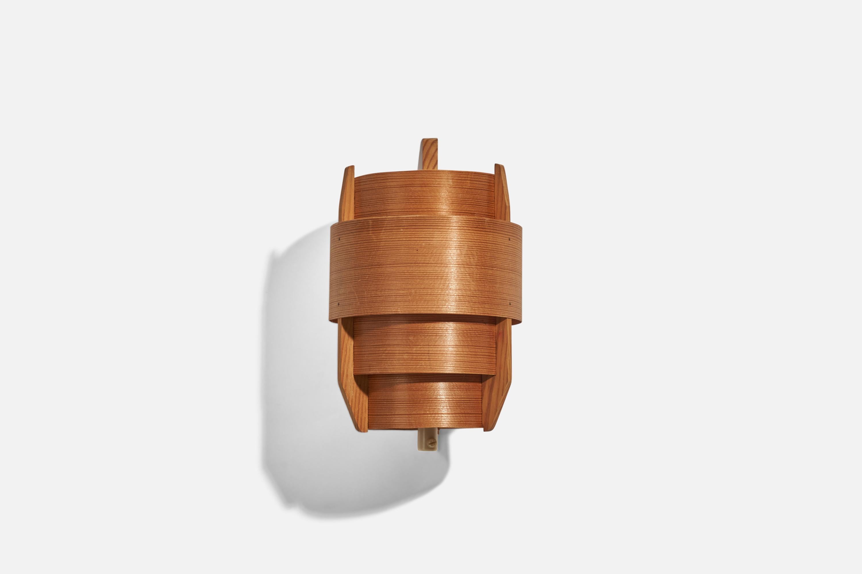 A pine and moulded pine veneer sconce designed and produced by Hans-Agne Jakobsson, Sweden, 1970s.

Dimensions of Back Plate (inches) : 9.25 x 0.46 x 0.90 (Height x Width x Depth)

Socket takes standard E-26 medium base bulb.

The maximum