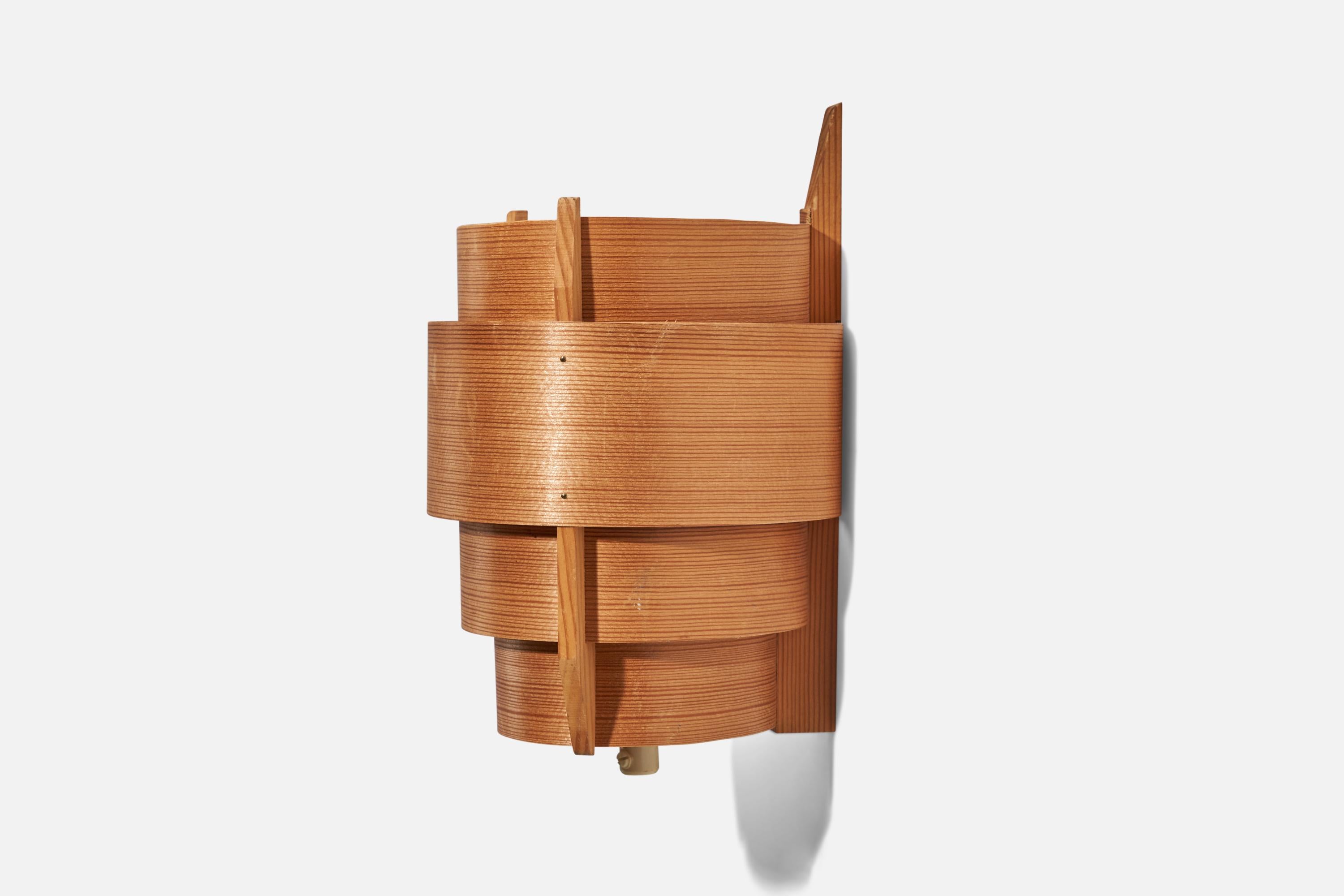 Hans-Agne Jakobsson, Sconce, Pine, Moulded Pine Veneer, Sweden, 1970s In Good Condition For Sale In High Point, NC