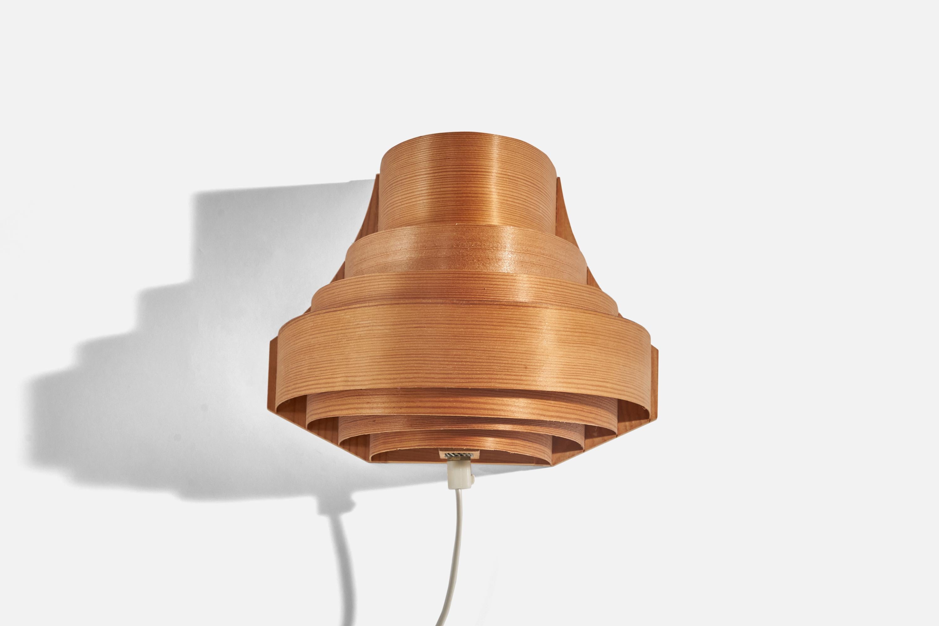A pine and moulded pine veneer sconce / wall light designed and produced by Hans-Agne Jakobsson, Sweden. c. 1970s.

Dimensions of back plate (inches) : 1.08 x 3.72 x 0.56 (height x width x depth).

Socket takes standard E-26 medium base