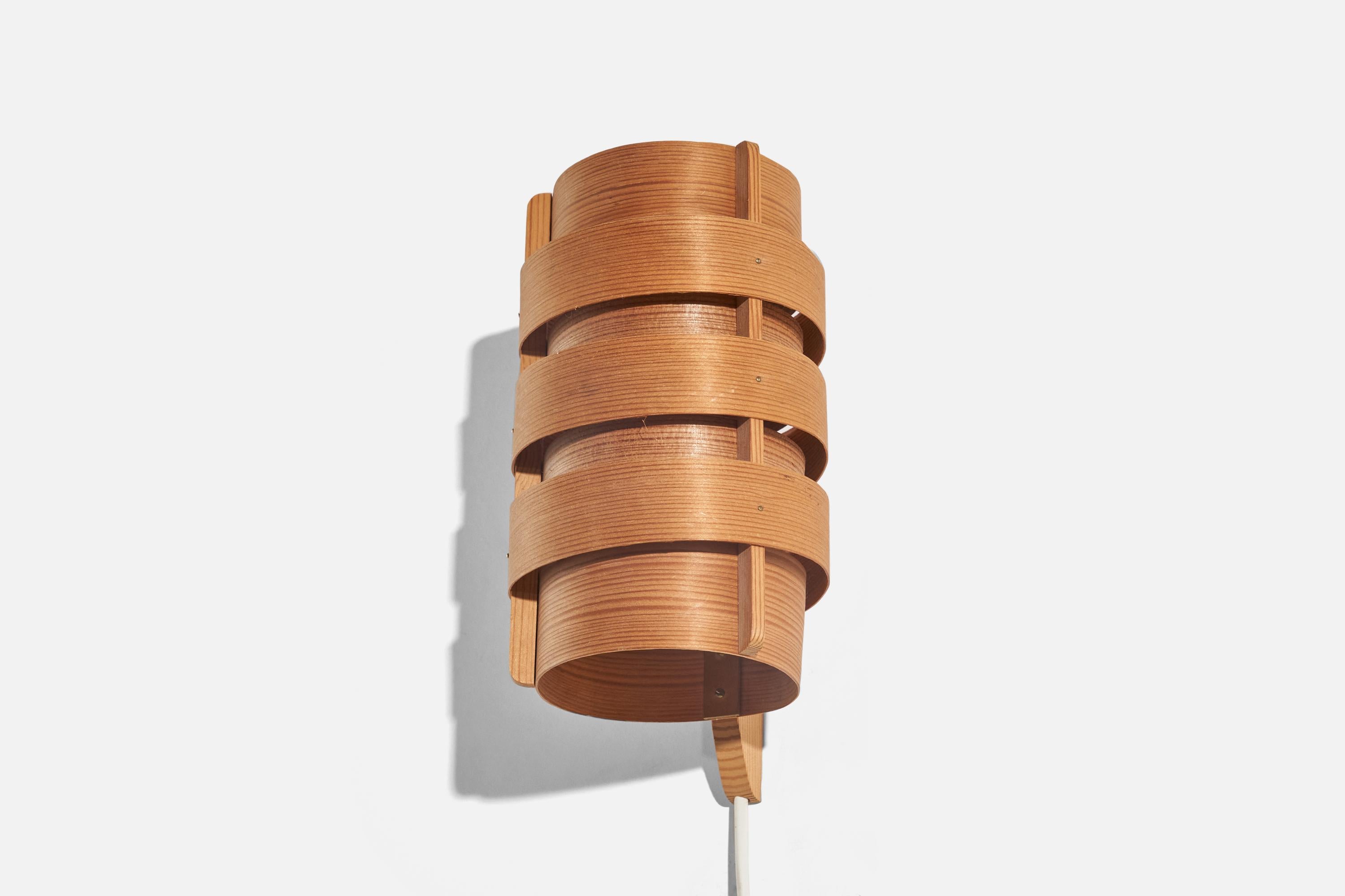 A pine and moulded pine veneer sconce / wall light designed and produced by Hans-Agne Jakobsson, Sweden. c. 1970s.

Dimensions of Back Plate (inches) : 10.18 x 0.46 x 0.81 (Height x Width x Depth).

Socket takes E-14 bulb.

There is no maximum