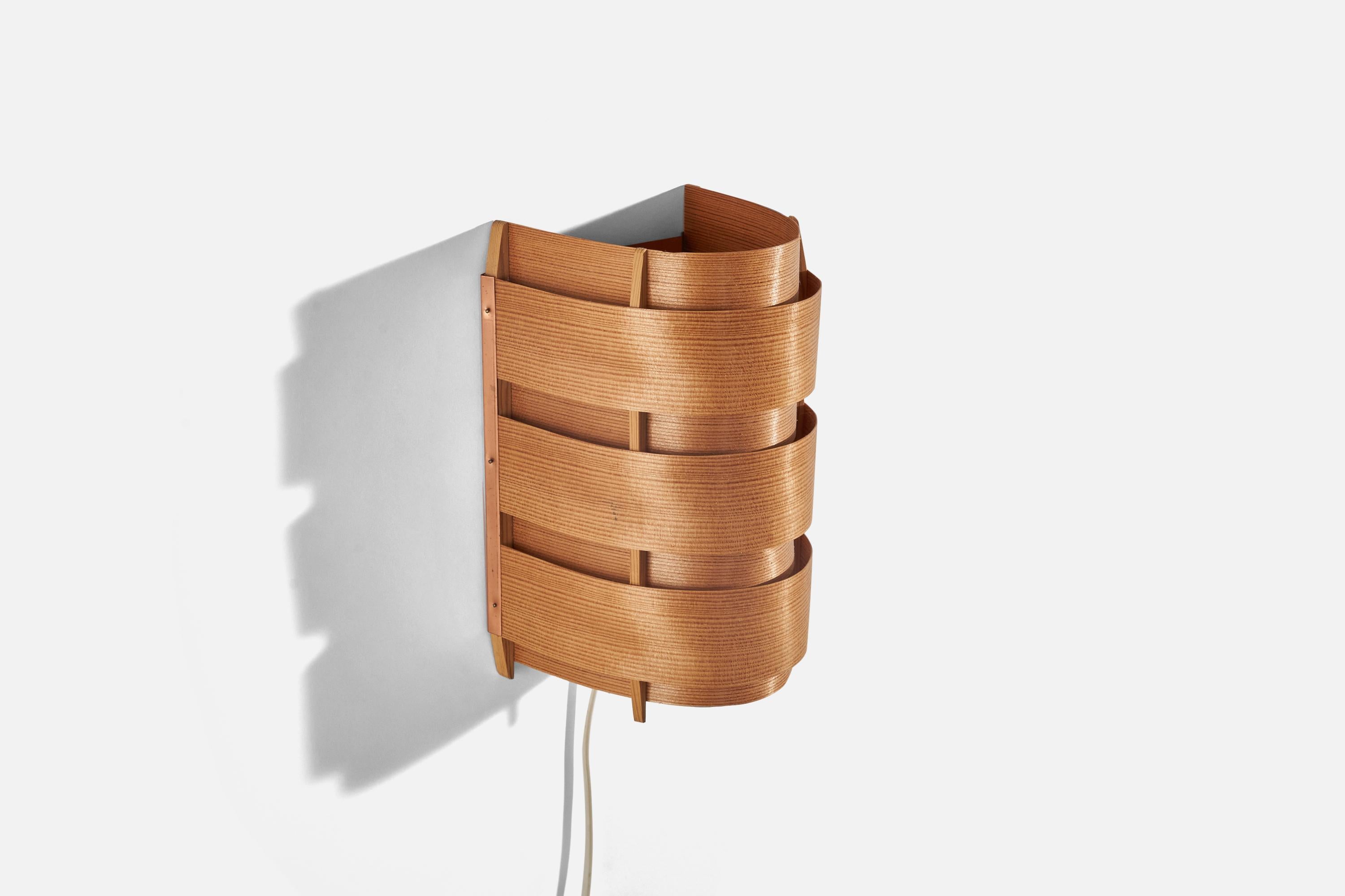 A pine and moulded pine veneer sconce / wall light designed and produced by Hans-Agne Jakobsson, Sweden. c. 1970s.

Dimensions of Back Plate (inches) : 8.68 x 6.75 x 0.01 (Height x Width x Depth).

Socket takes standard E-26 medium base