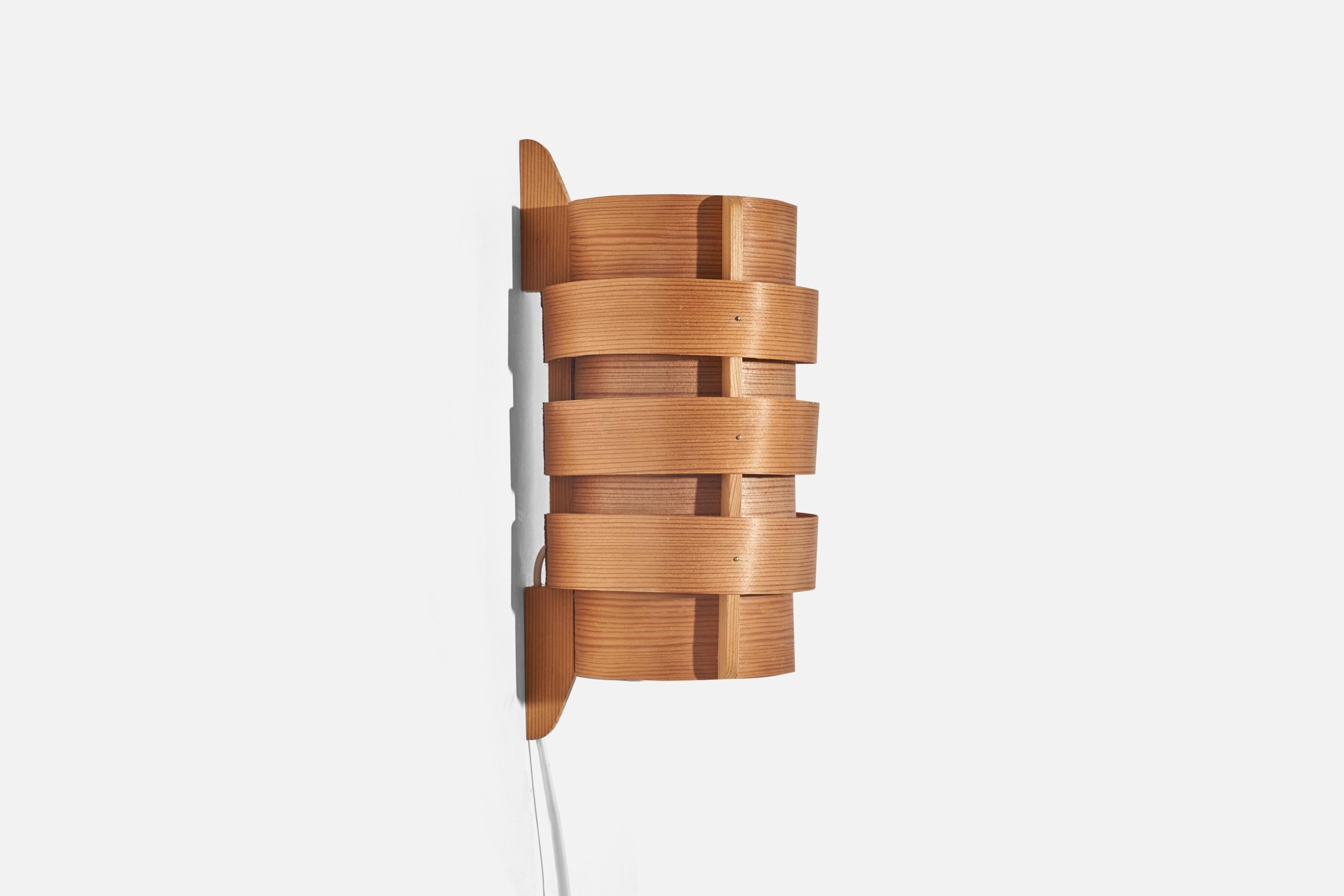 Hans-Agne Jakobsson, Sconce, Pine, Moulded Pine Veneer, Sweden, C. 1970s In Good Condition For Sale In High Point, NC