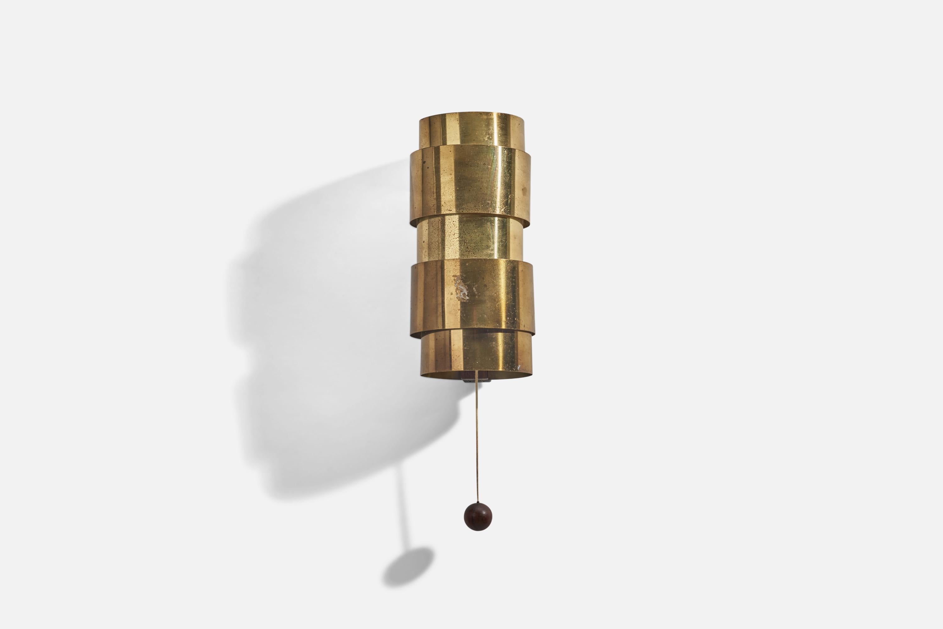 A pair of brass and wood sconces designed by Hans Agne Jakobsson and produced by Hans-Agne Jakobsson AB, Markaryd, Sweden, 1960s.

Dimensions of Back Plate (inches) : 9.06 x 0.96 x 1 (Height x Width x Depth)

Sockets take standard E-26 medium