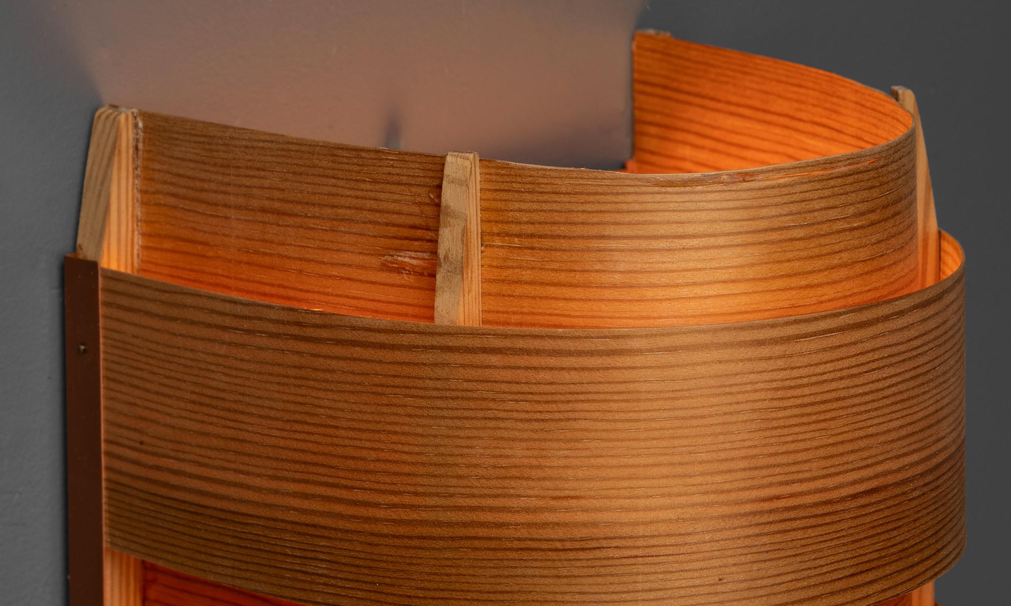 Suède, 1960
Pendentifs cylindriques en bois courbé.
6,5 
