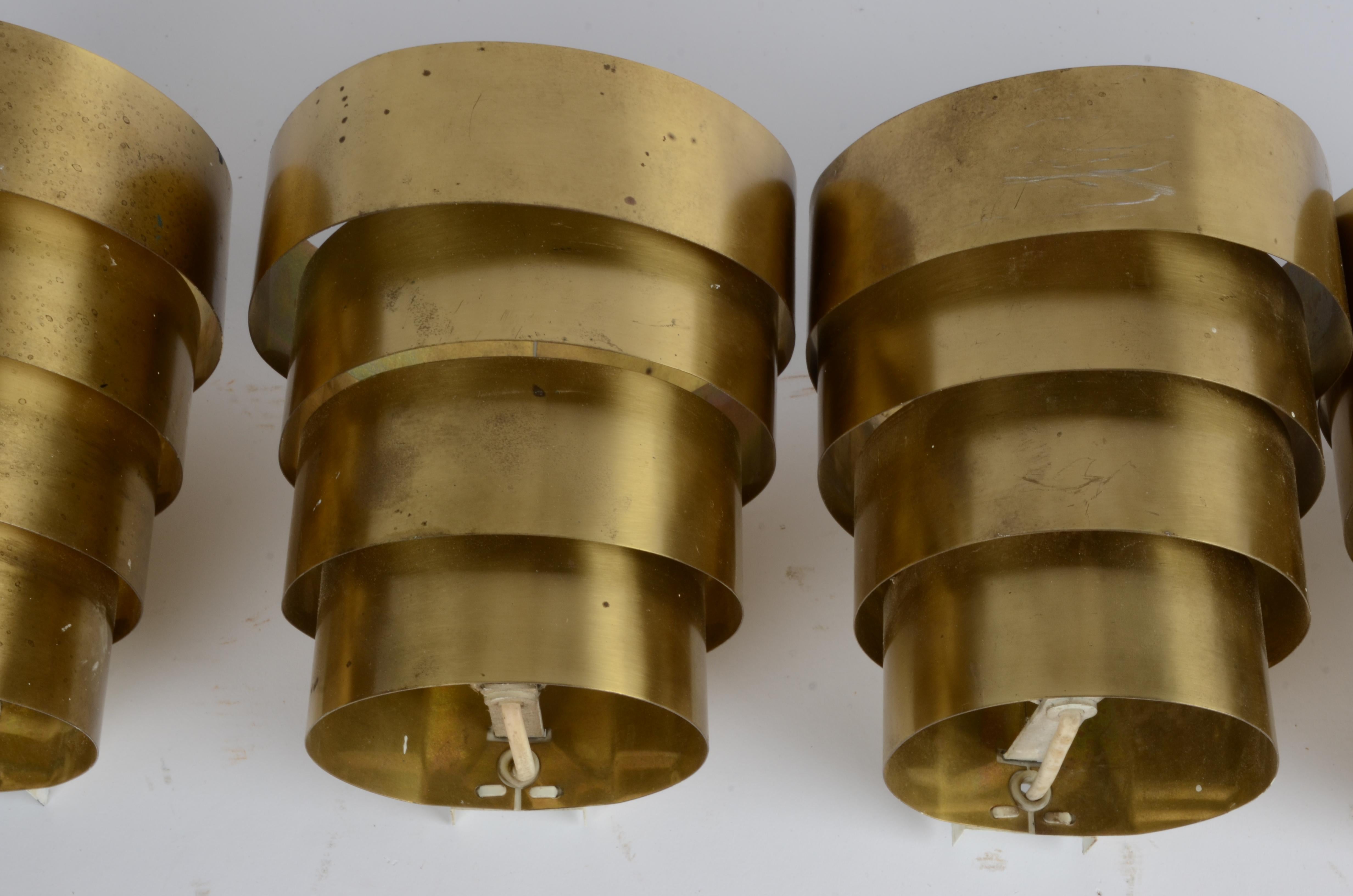 Hans-Agne Jakobsson, Set of Four Wall Scones, Brass, Markaryd, Sweden Mid 1900s In Fair Condition For Sale In Stockholm, SE