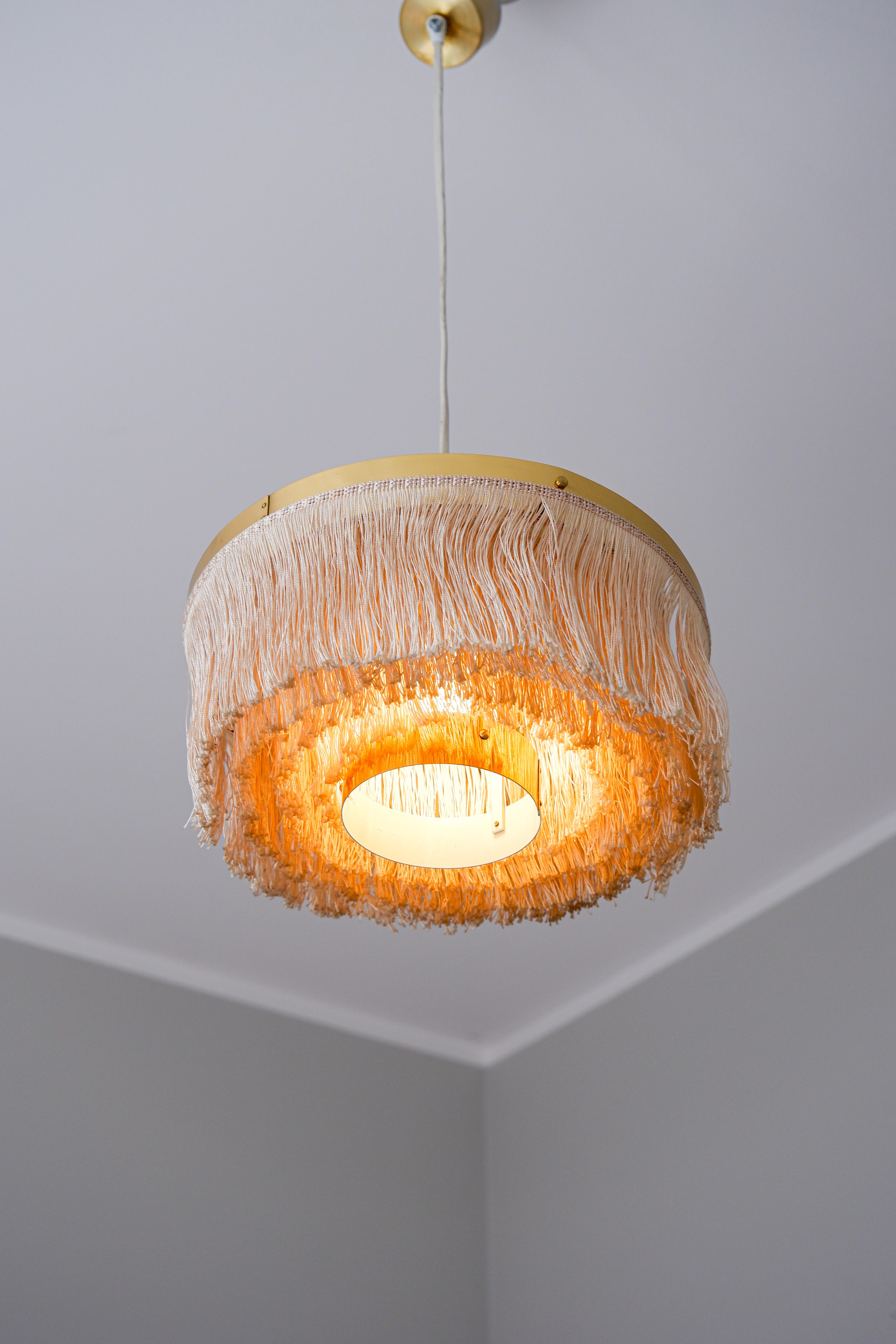 Lampada a sospensione con frange di seta di Hans-Agne Jakobsson del 1960 circa. in vendita 4