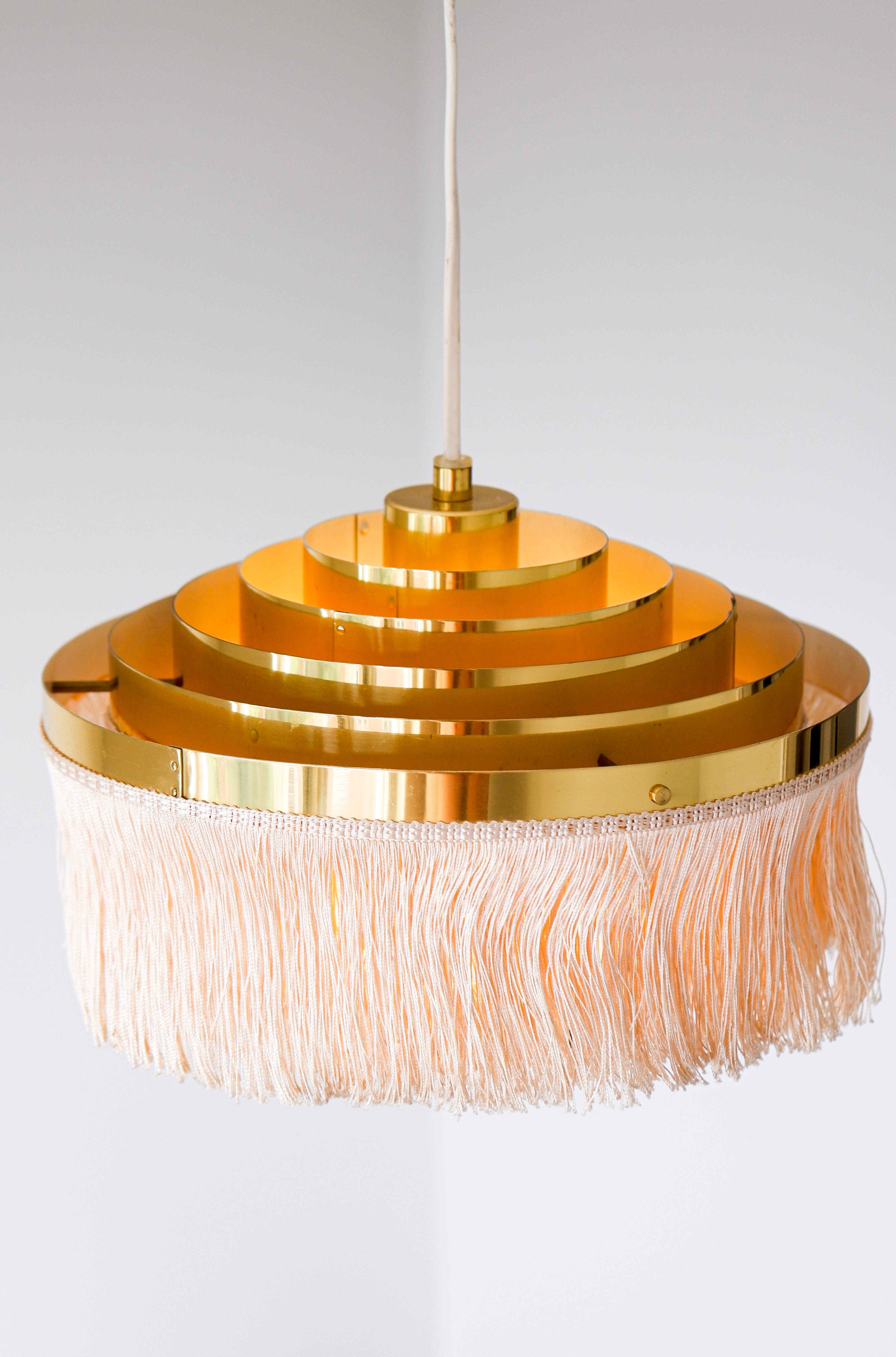 Lampada a sospensione con frange di seta di Hans-Agne Jakobsson del 1960 circa. in vendita 1