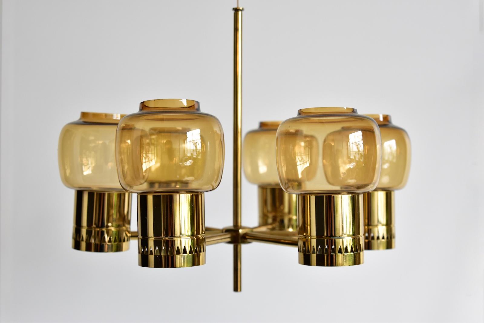 Six–armed hanging candle holder designed by Hans-Agne Jakobsson. Produced by Markaryd, Sweden during the 1960s.
Polished brass with handblown amber colored glass shades.