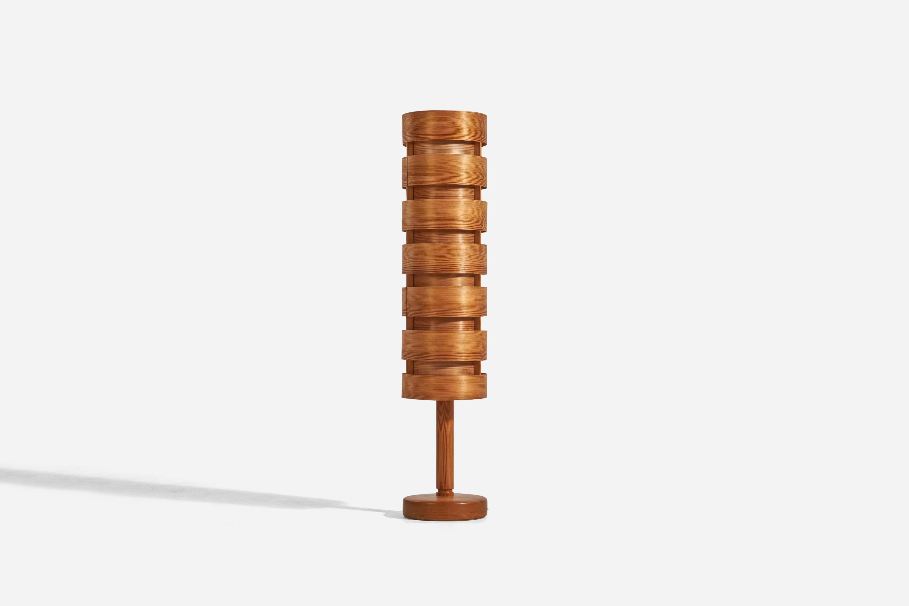 A pine and moulded pine veneer floor lamp designed by Hans-Agne Jakobsson and produced by his own firm in Markaryd, Sweden. c. 1970s.

Socket takes standard E-26 medium base bulb.

There is no maximum wattage stated on the fixture.