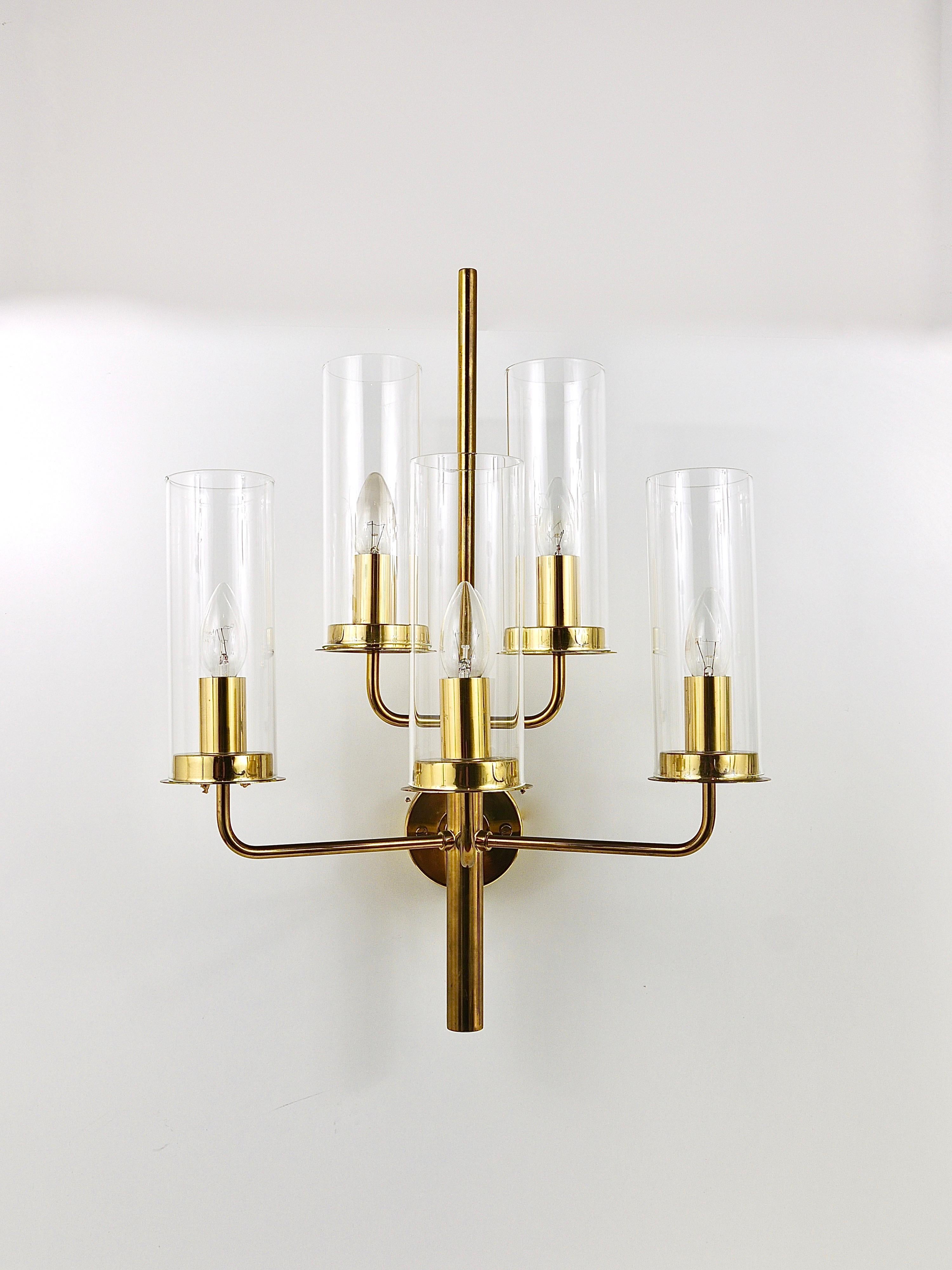 A beautiful and elegant, large modernist candelabra brass wall light / sconce from the 1960s, model Sonata V-169/5, designed and executed by Hans Agne Jakobsson AB, Markaryd Sweden. This wonderful lamp features a round fixture with five arms. Each