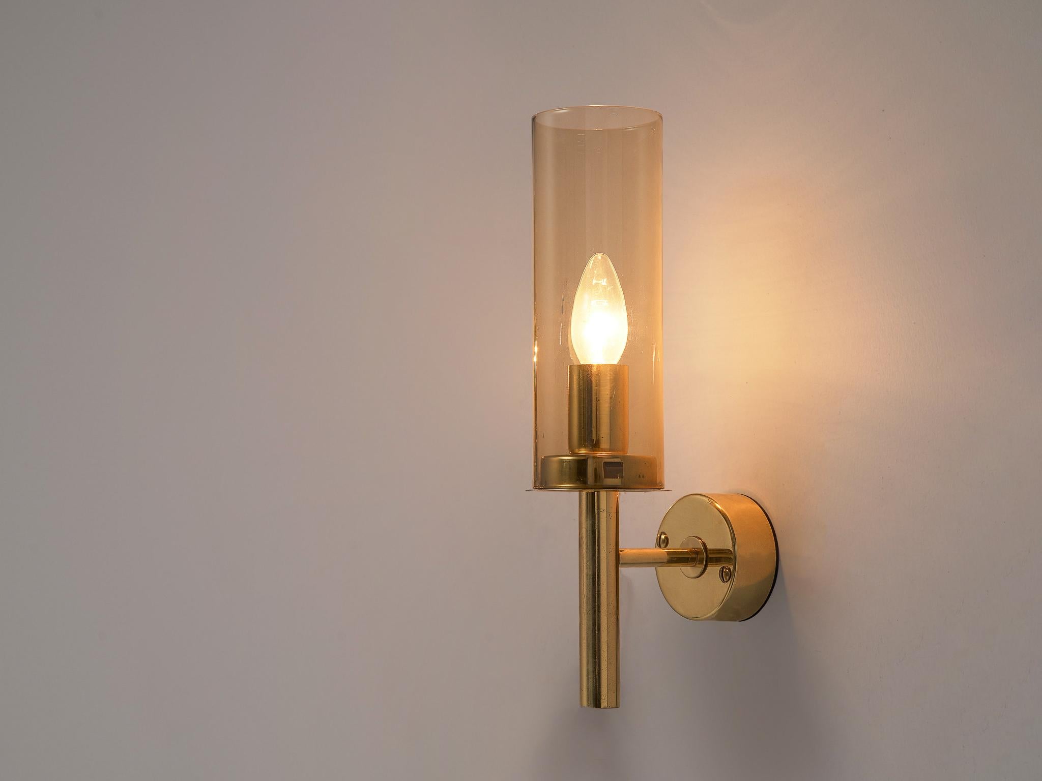 Hans-Agne Jakobsson for Hans-Agne Jakobsson AB in Markaryd, wall light model V-169, brass, glass, Sweden, 1960s

This beautiful brass and glass wall lamp, model V-169 from the 'Sonata' collection, was designed by Hans-Agne Jakobsson in Sweden during