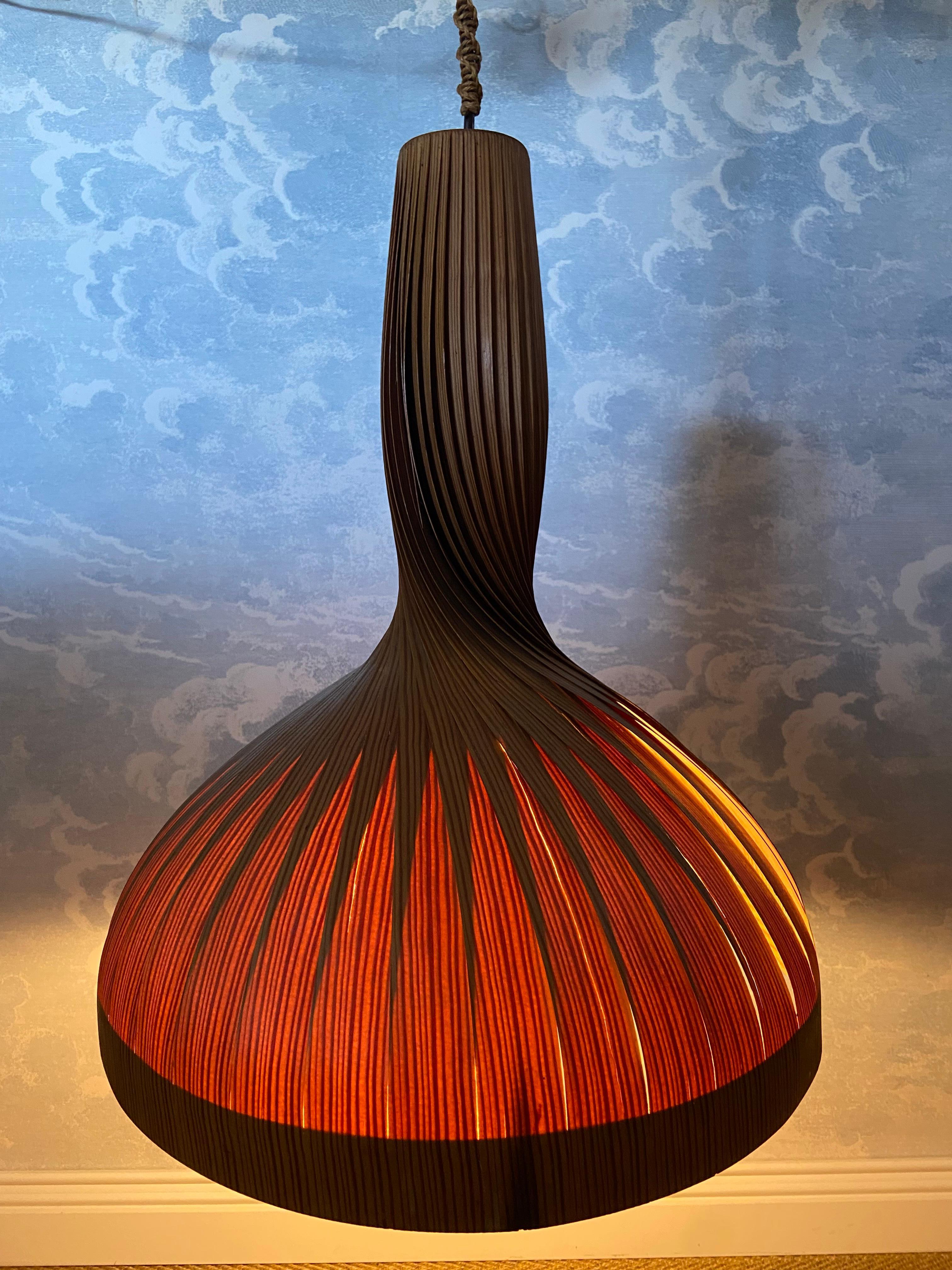 Siamo affascinati dalla capacità di Hans-Agne Jakobsson di mantenere linee semplici in un design così intricato e vorticoso! 

Modellare l'impiallacciatura di legno di pino in questa forma elegante e organica mette in mostra le capacità di