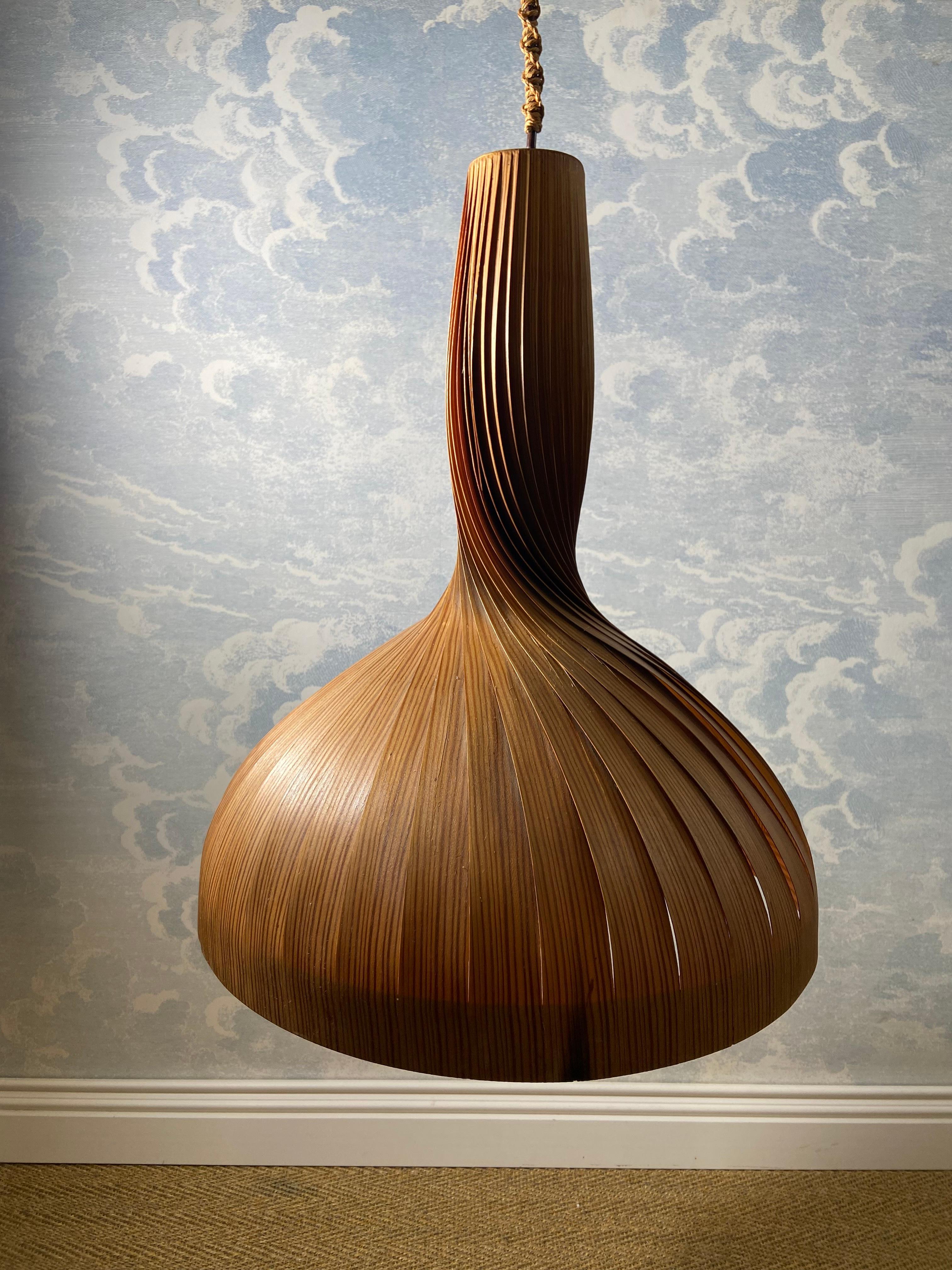 Legno curvato Lampada a sospensione a spirale di Hans-Agne Jakobsson, Svezia, anni '60 in vendita