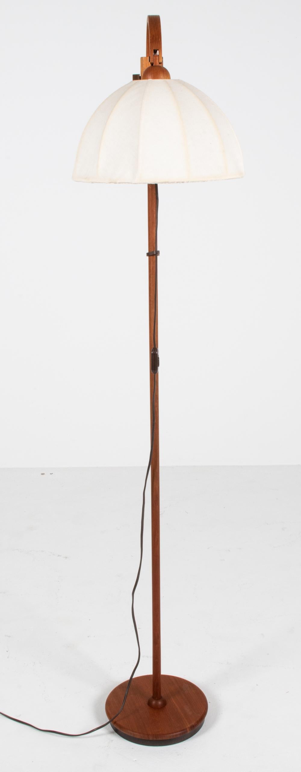 Hans-Agne Jakobsson-Style Danish Mid-Century Teak Floor Lamp In Good Condition In Norwalk, CT