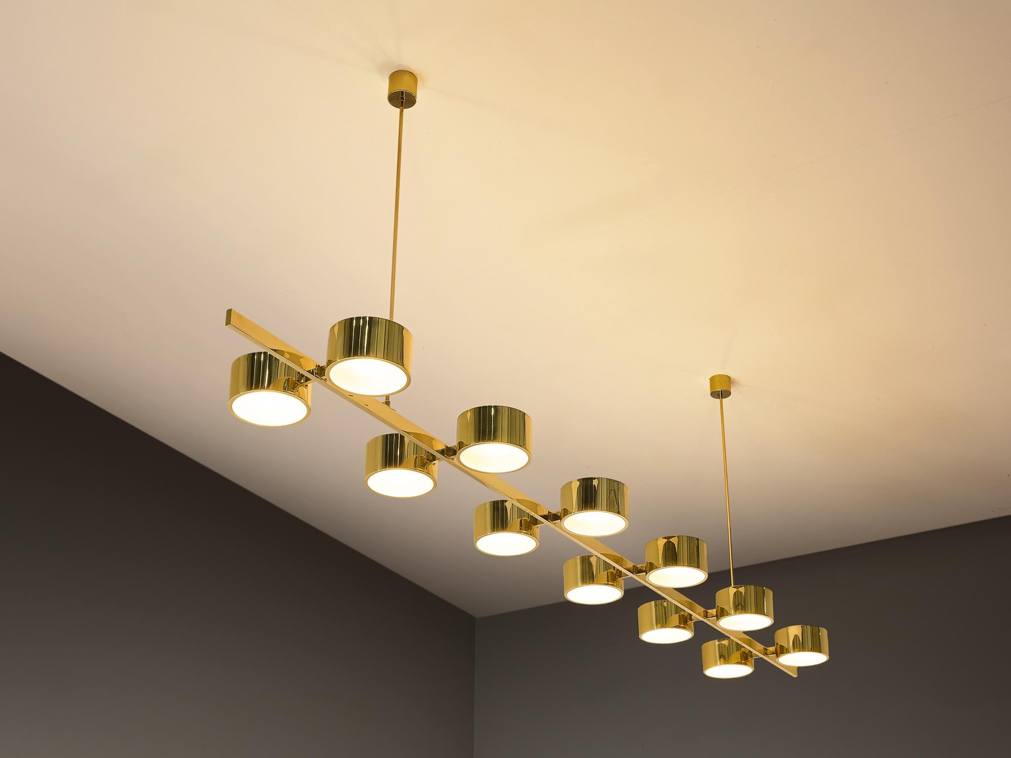 Hans-Agne Jakobsson for Hans-Agne Jakobsson AB in Markaryd, chandelier, model T 261/12, brass, glass, Sweden, 1960s

Hans-Agne Jakobsson designed this chandelier with twelve cylindrical lightbulbs paired on a line. The brass reflects the light