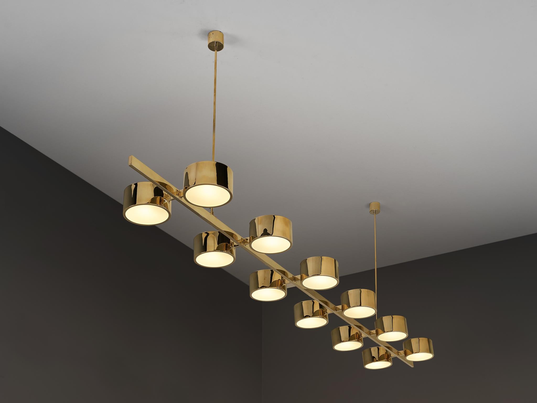 Hans-Agne Jakobsson per Hans-Agne Jakobsson AB in Markaryd, lampadario, modello 'T 261/12', ottone, vetro, Svezia, anni '60

Hans-Agne Jakobsson ha progettato questo lampadario con dodici lampadine cilindriche disposte a coppie lungo un asse