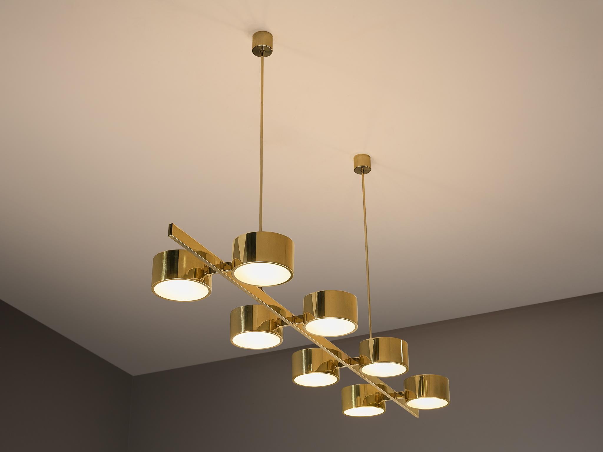 Hans-Agne Jakobsson per Hans-Agne Jakobsson AB in Markaryd, lampadario, modello T 261/8, ottone, acrilico, Svezia, anni '60

Hans-Agne Jakobsson ha progettato questo splendido lampadario. Con otto punti luce cilindrici rivestiti in ottone, questo