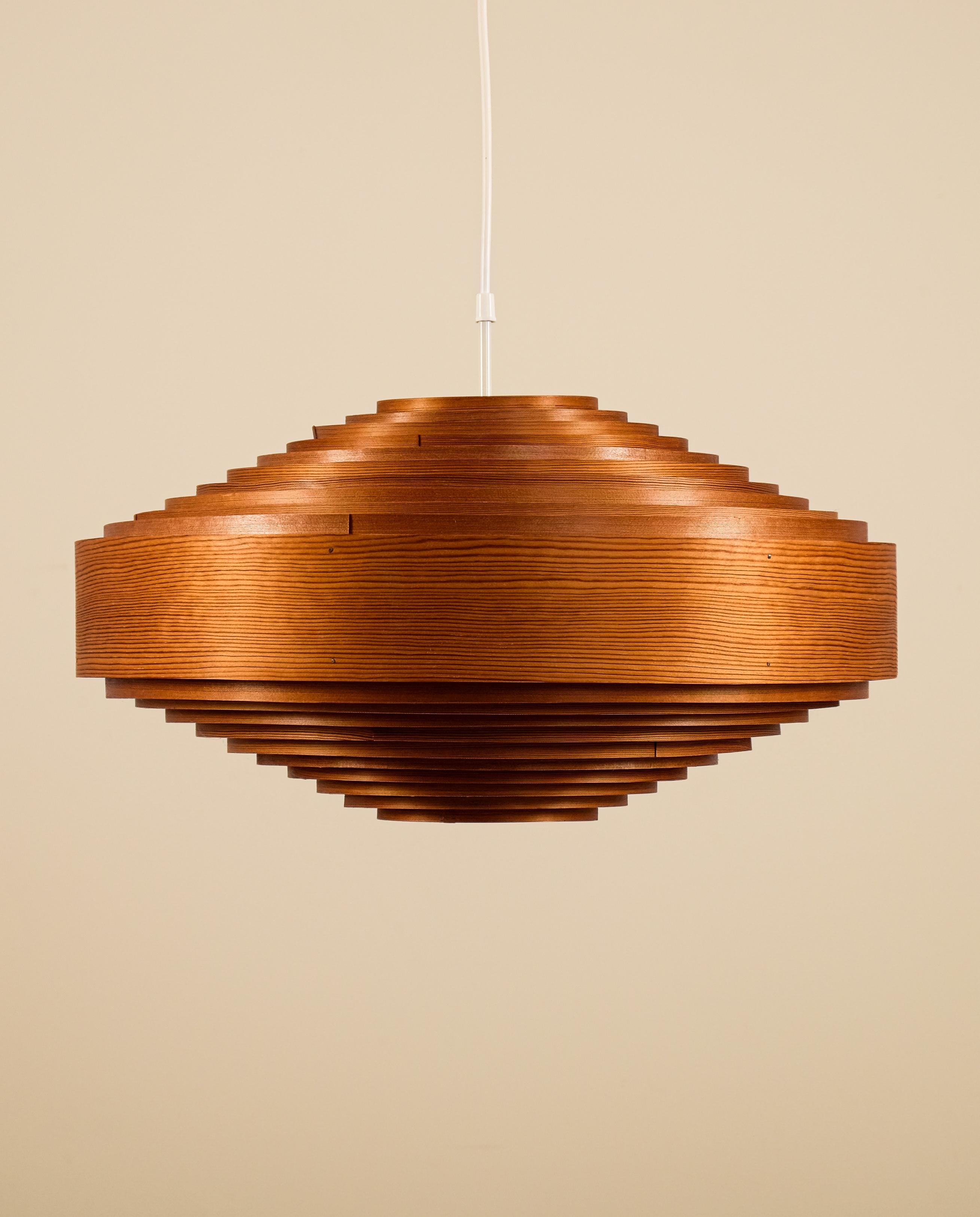 Große Kiefer-Hängeleuchte von Hans-Agne Jakobsson. 
Produziert in Schweden von Ellysett, 1970er Jahre.
Durchmesser: 60 cm
Höhe des Schirms: 40 cm
