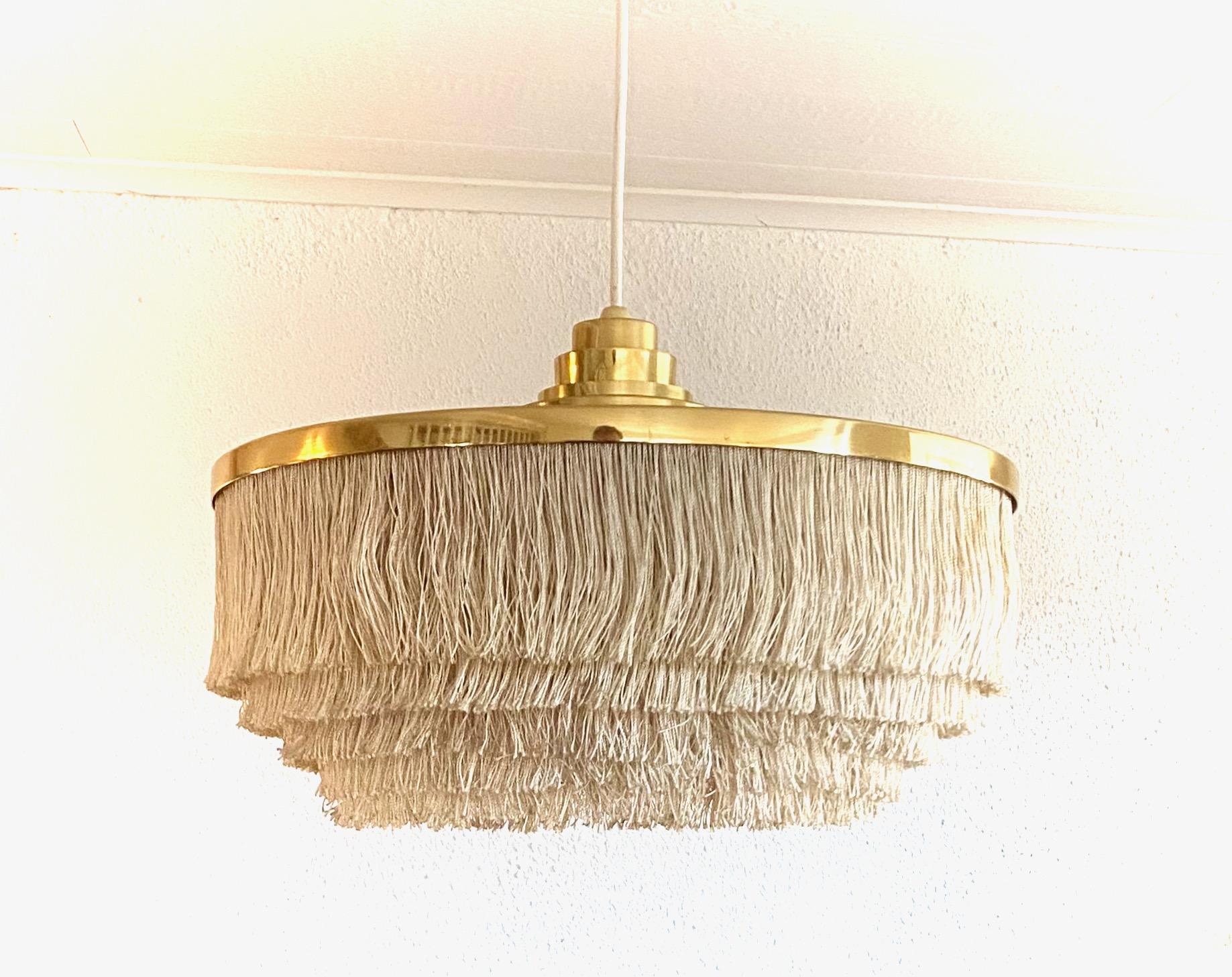 Lampada a frange beige/bianco tenue del maestro svedese Hans-Agne Jakobsson. Modello T&T. Condizioni vintage eccellenti, tazza da soffitto in ottone, cablaggio nuovo.