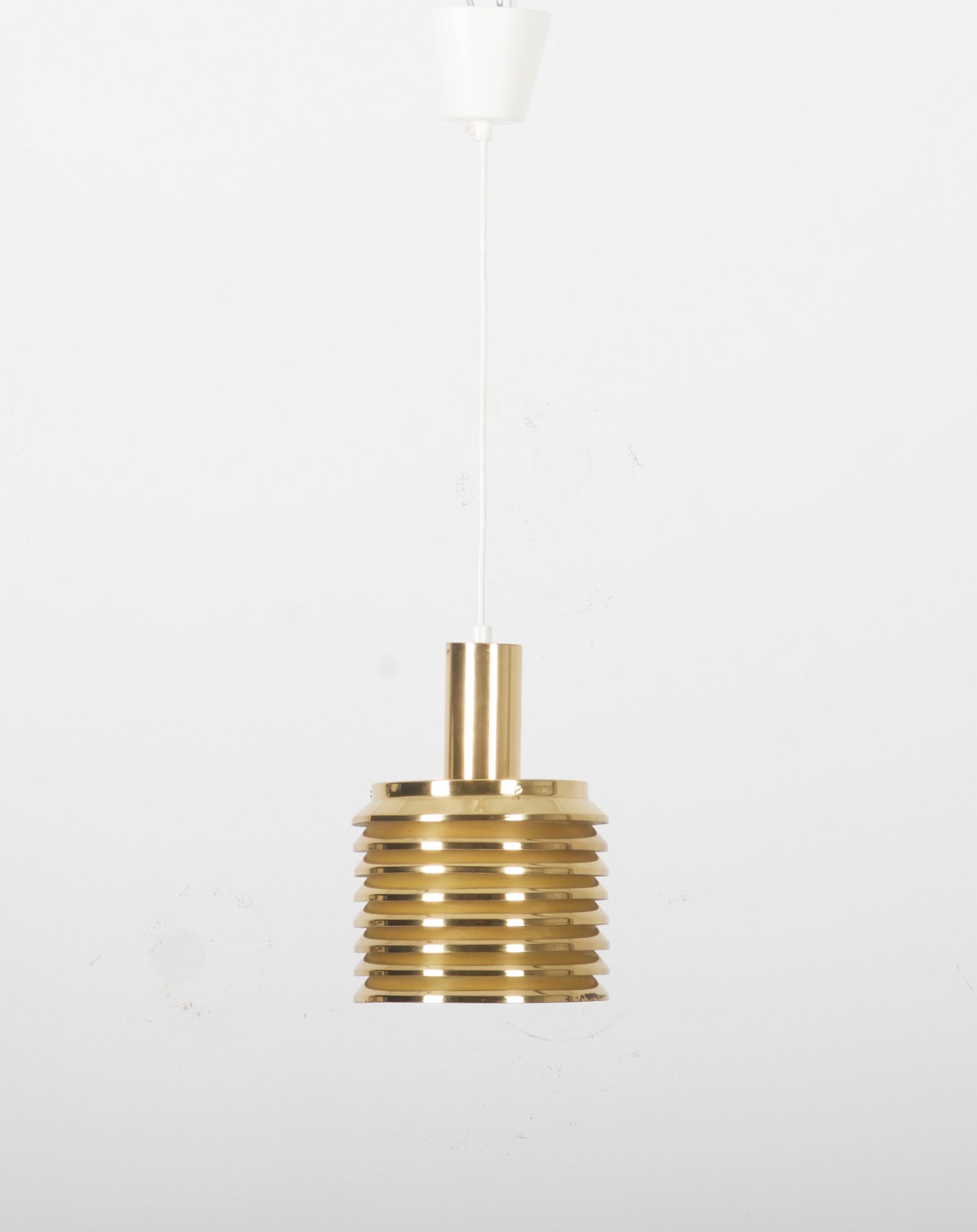 Lampada a sospensione in ottone modello T-642 progettata negli anni '50 da Hans-Agne Jakobsson in Svezia e prodotta sempre da Hans-Agne Jakobsson a Markaryd.
Buone condizioni d'epoca, con piccoli segni d'uso e patina (vedi le ultime foto)
