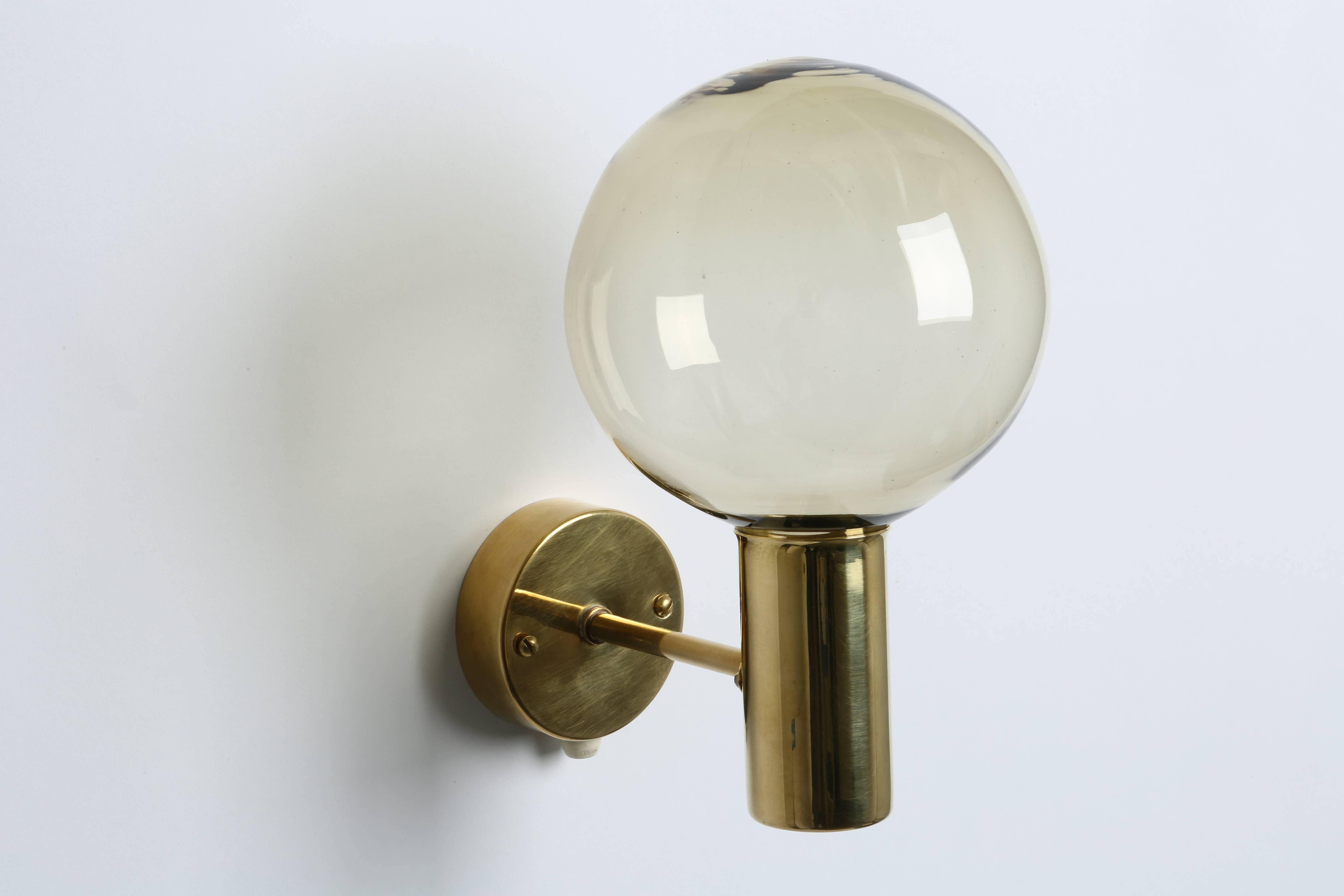 Hans-Agne Jakobsson wall lamp.
Made with brass and glass.
Sweden, 1960s.