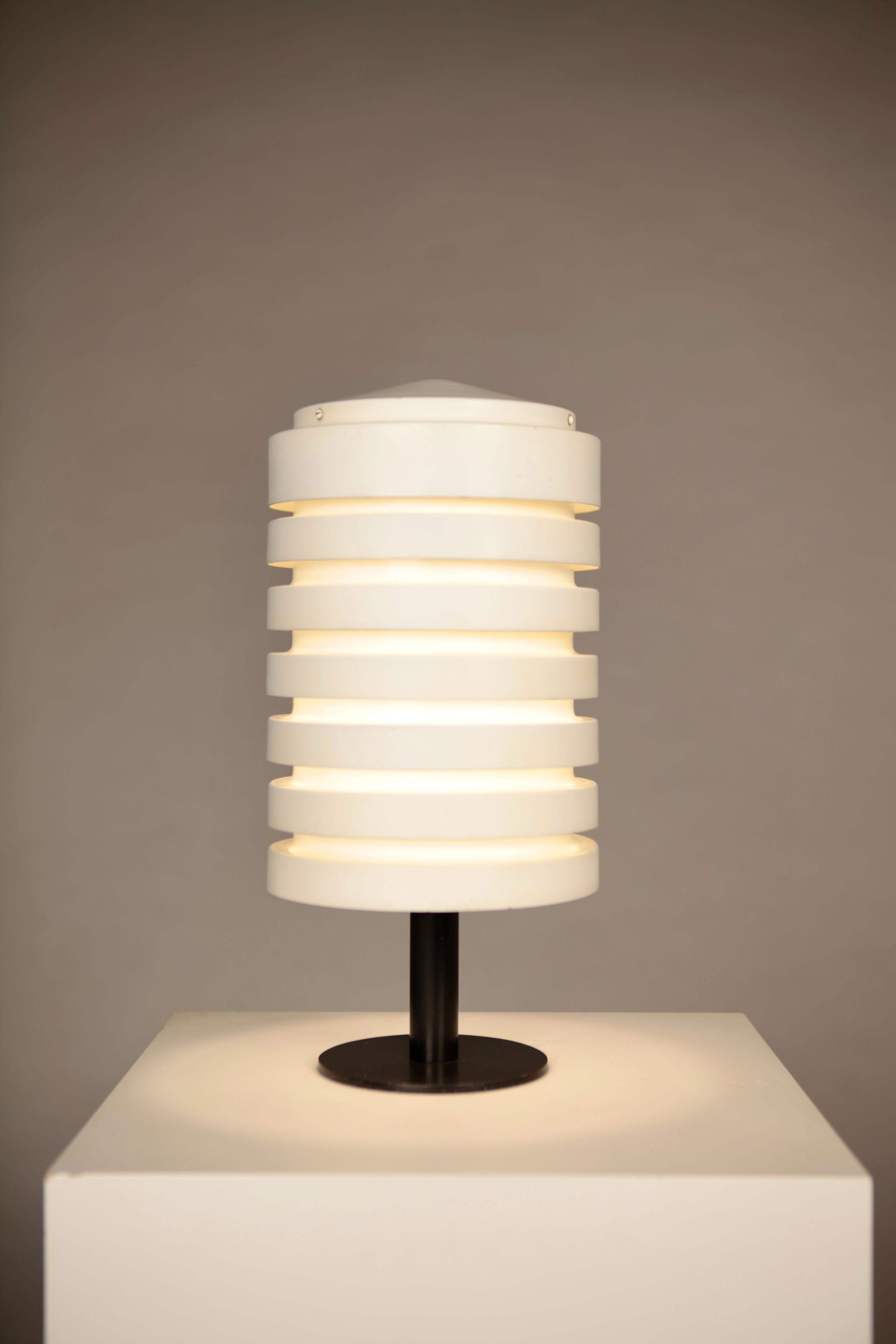 Hans-Agne Jakobsson,
Table lamp, Model B 142 in white lacquered metal, 1960s
Good vintage condition,
The lamp is sold together with the matching pendant.