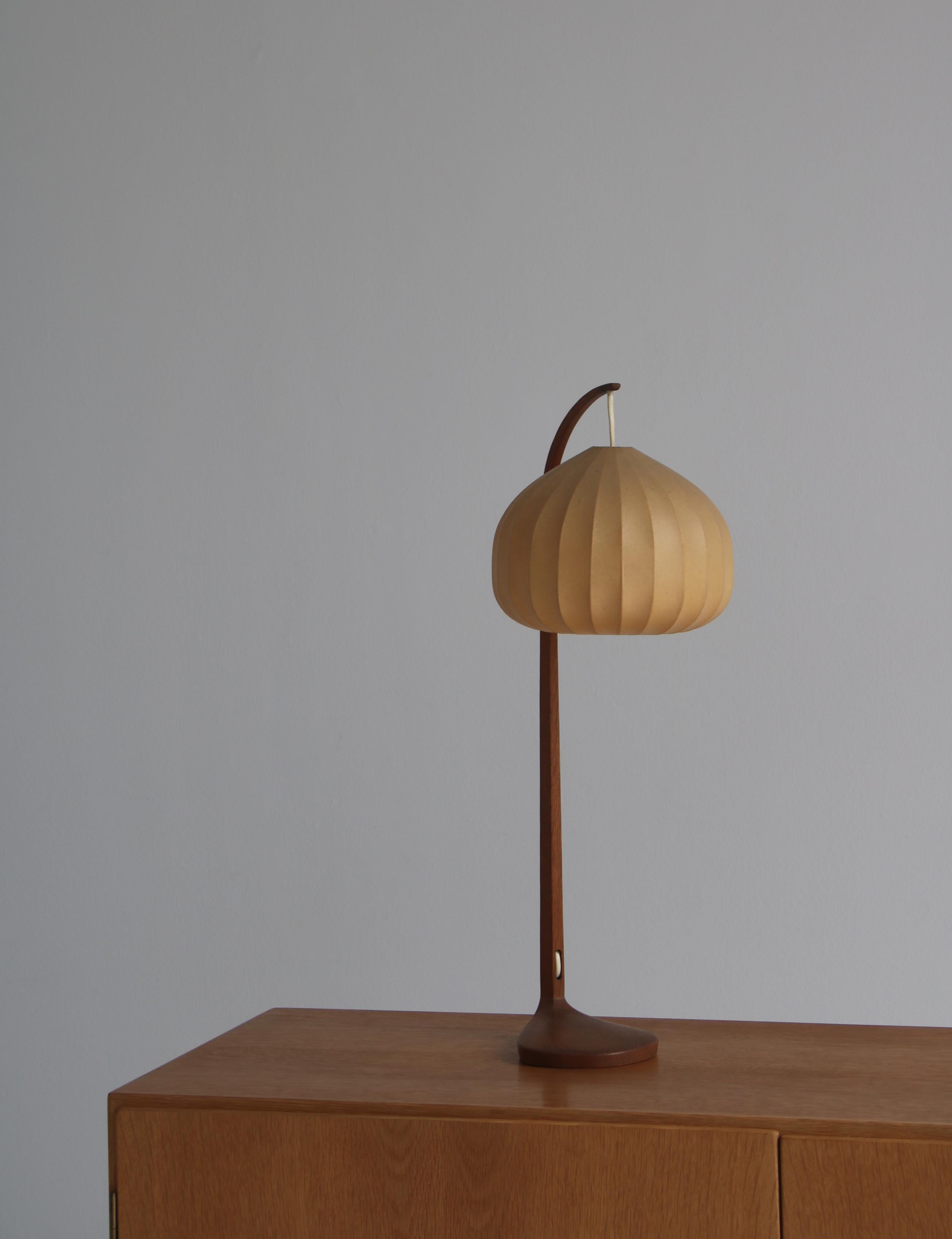 Amazing and rare table lamp in oak by Hans-Agne Jakobsson in the 1960s. Manufactured at Markaryd.