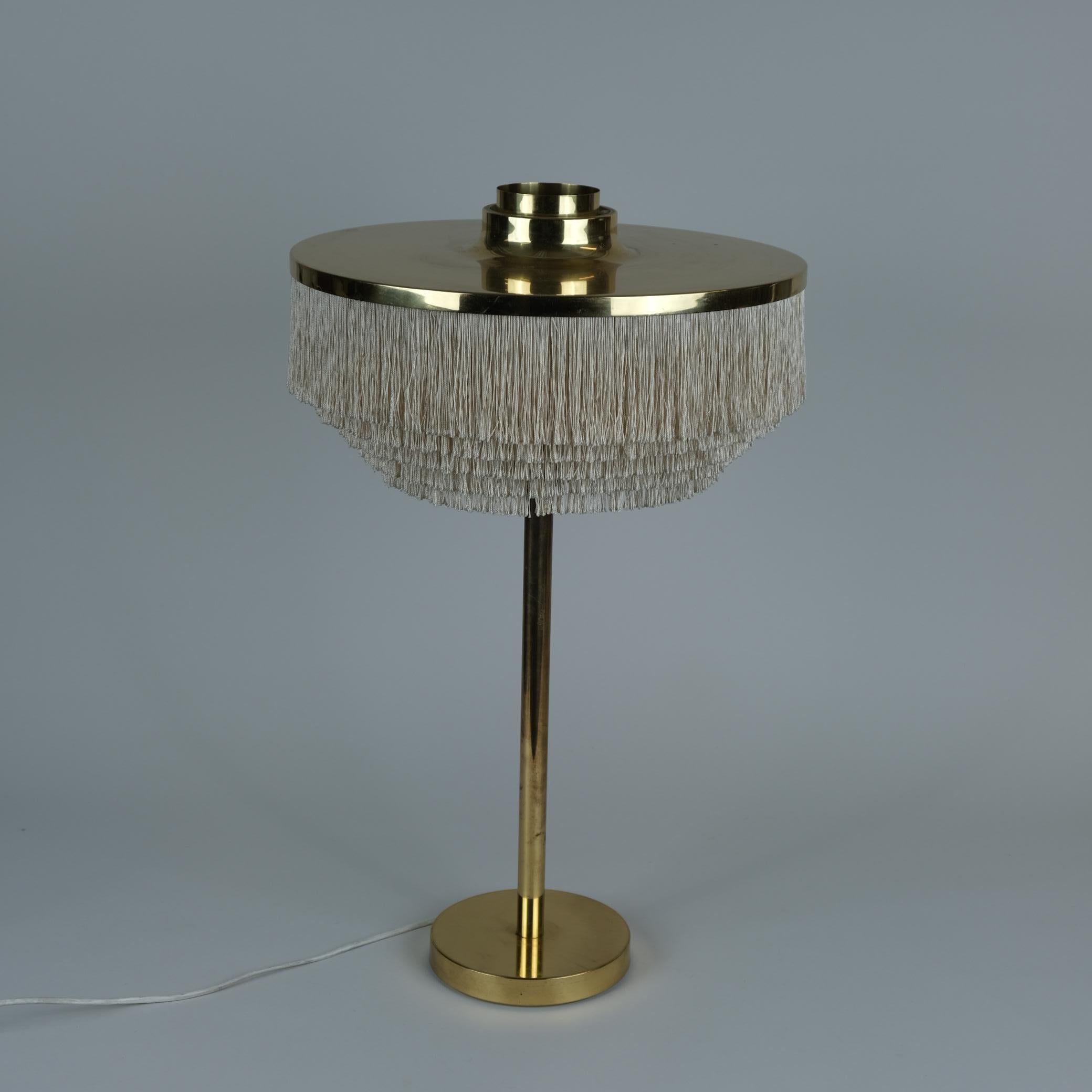 Scandinave moderne Lampe de bureau Hans-Agne Jakobsson modèle B-138 en laiton avec franges, Markaryd, années 1960 en vente