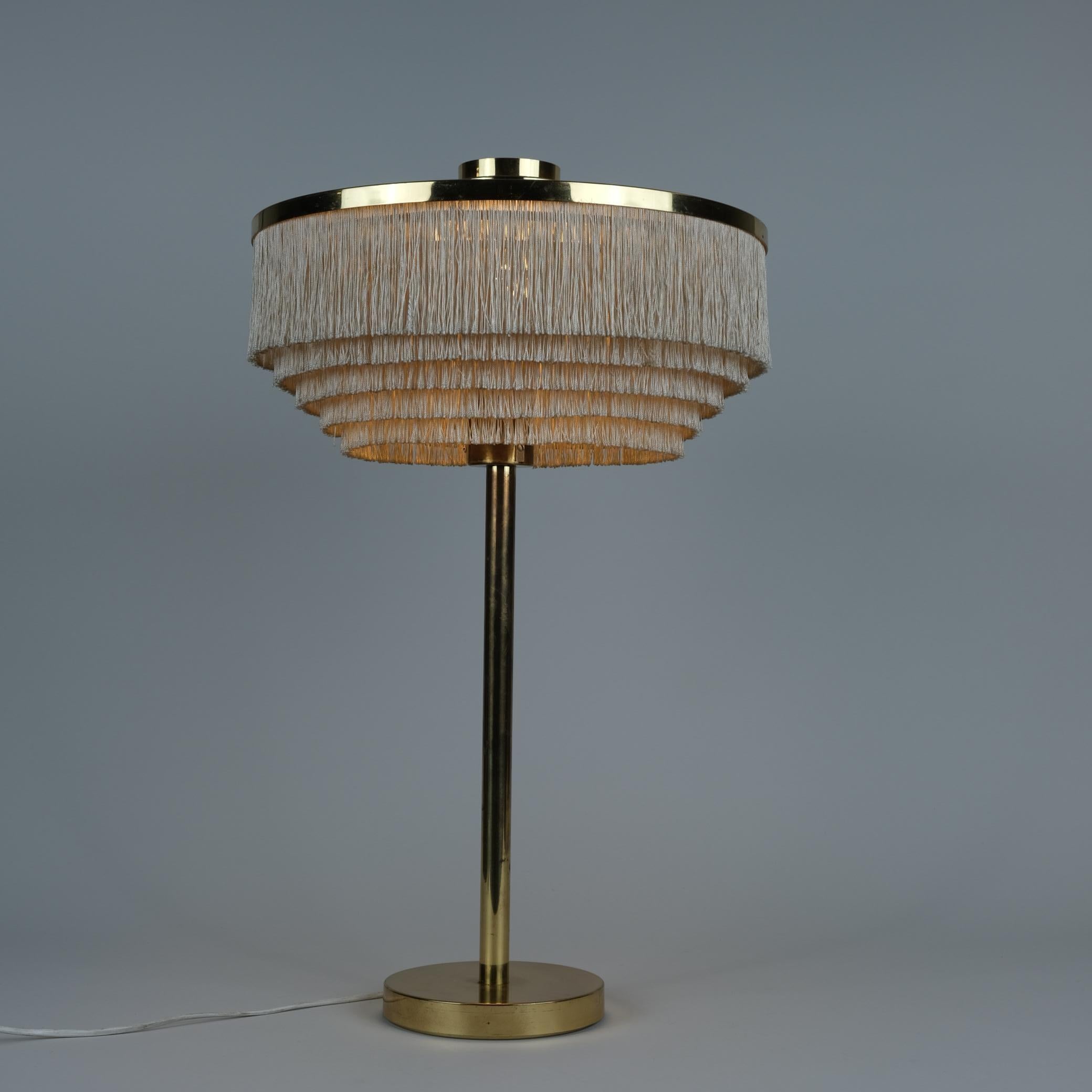 Suédois Lampe de bureau Hans-Agne Jakobsson modèle B-138 en laiton avec franges, Markaryd, années 1960 en vente
