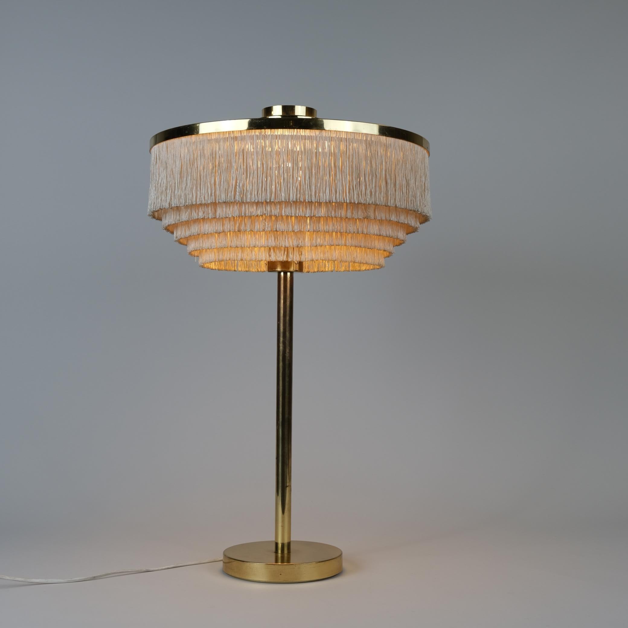 Très bel exemplaire de la lampe de table Hans-Agne Jakobsson modèle B-138 en laiton et franges de corde. La lampe mesure plus de 60 cm et est tout à fait présentable. Les franges ajoutent une touche ludique et douce au corps rigide en laiton, ce qui