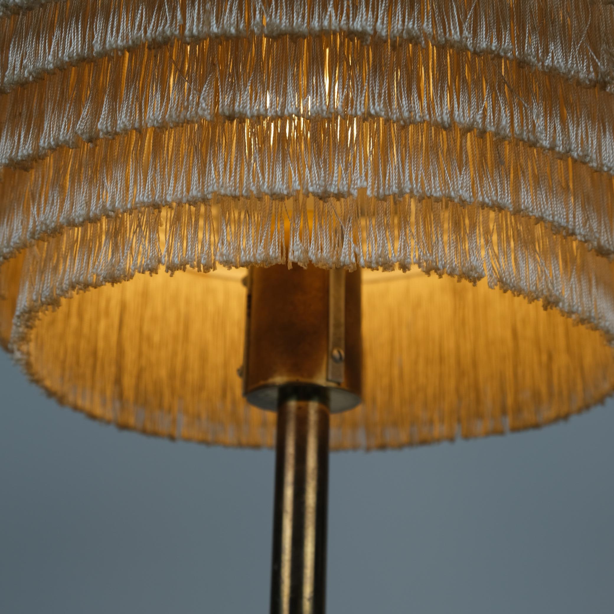 Lampe de bureau Hans-Agne Jakobsson modèle B-138 en laiton avec franges, Markaryd, années 1960 Bon état - En vente à Helsinki, FI