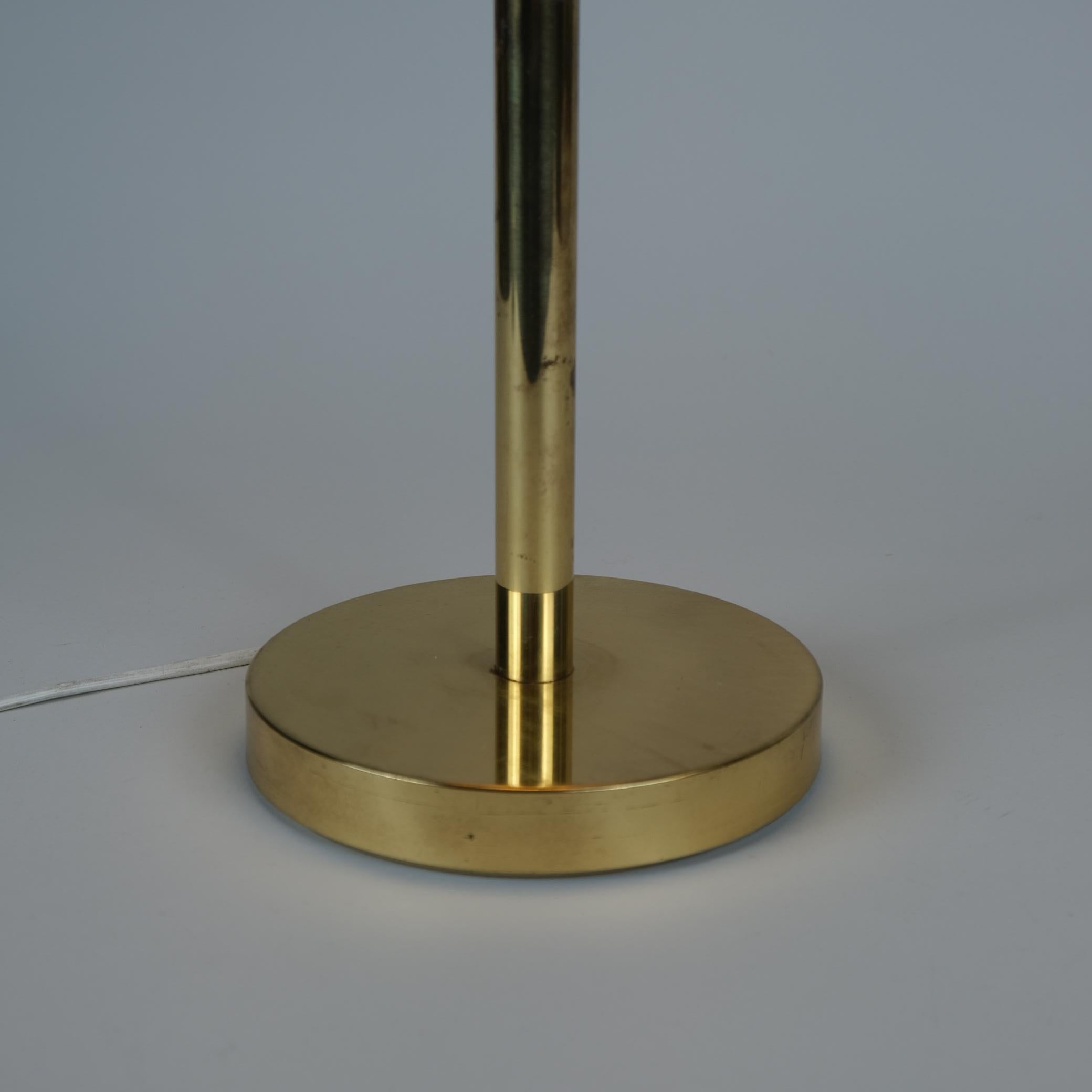 Milieu du XXe siècle Lampe de bureau Hans-Agne Jakobsson modèle B-138 en laiton avec franges, Markaryd, années 1960 en vente