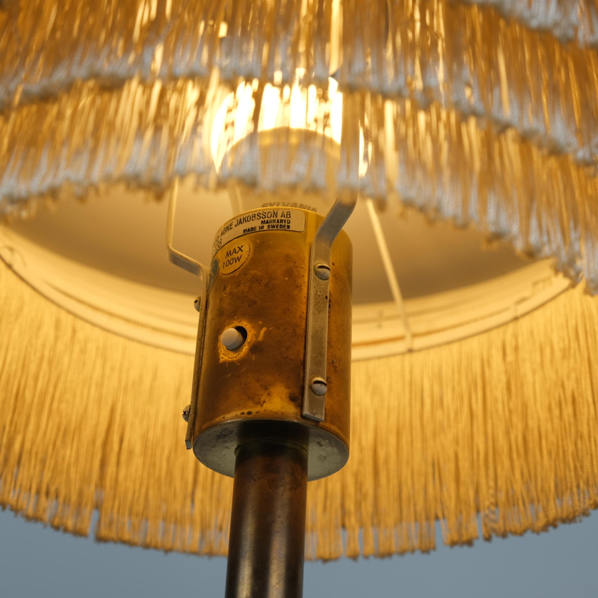 Laiton Lampe de bureau Hans-Agne Jakobsson modèle B-138 en laiton avec franges, Markaryd, années 1960 en vente