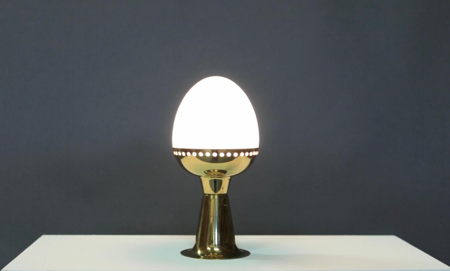 Table lamp by Hans-Agne Jakobsson, model B225 in brass and hand blown opaline glass shade. Excellent vintage condition, rewired.
Label signed.
Sweden, 1960s.
