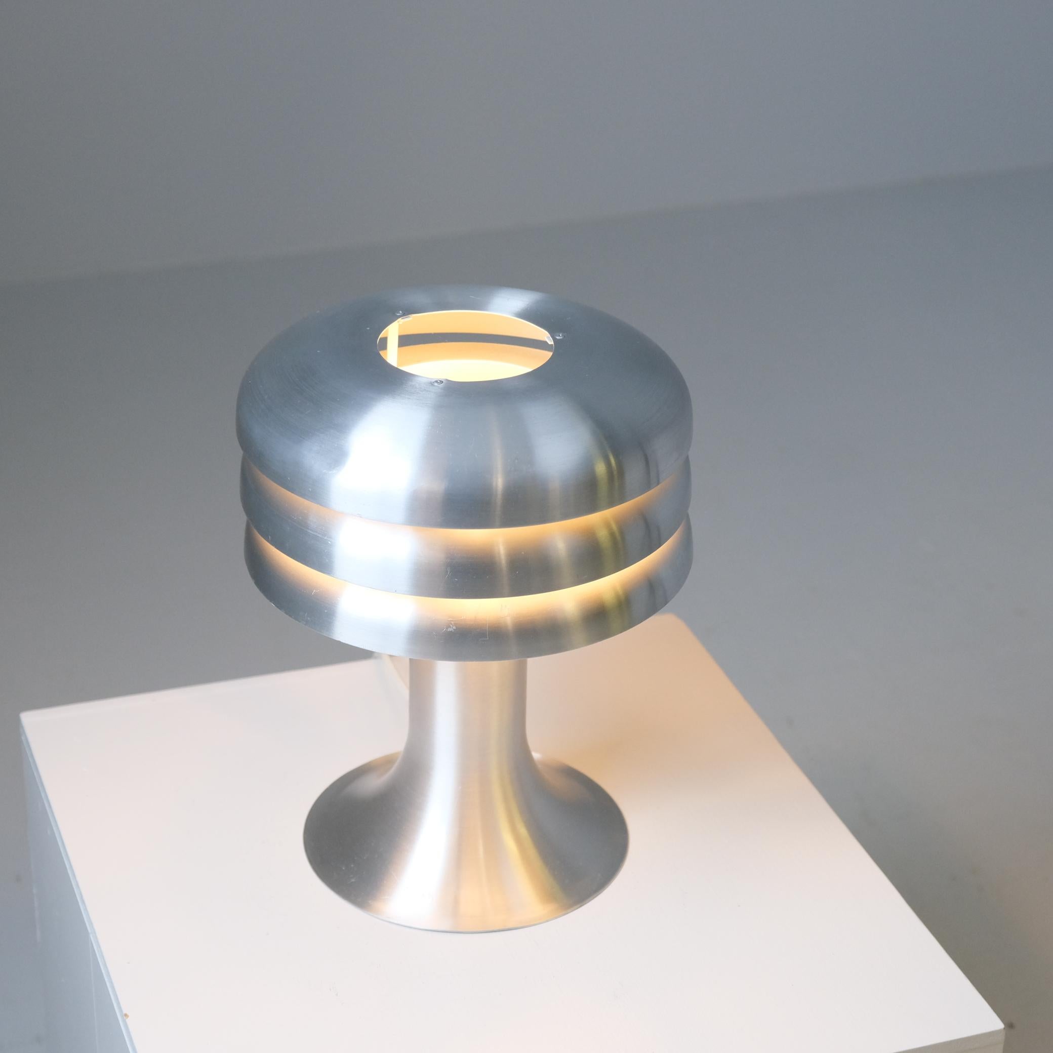 Lampada da tavolo modello BN 25 di Hans-Agne Jakobsson per Markaryd, risalente agli anni '60. La lampada presenta tre piatti in alluminio filato che costituiscono un paralume e un diffusore su una gamba in alluminio. Una forma che riflette molti dei