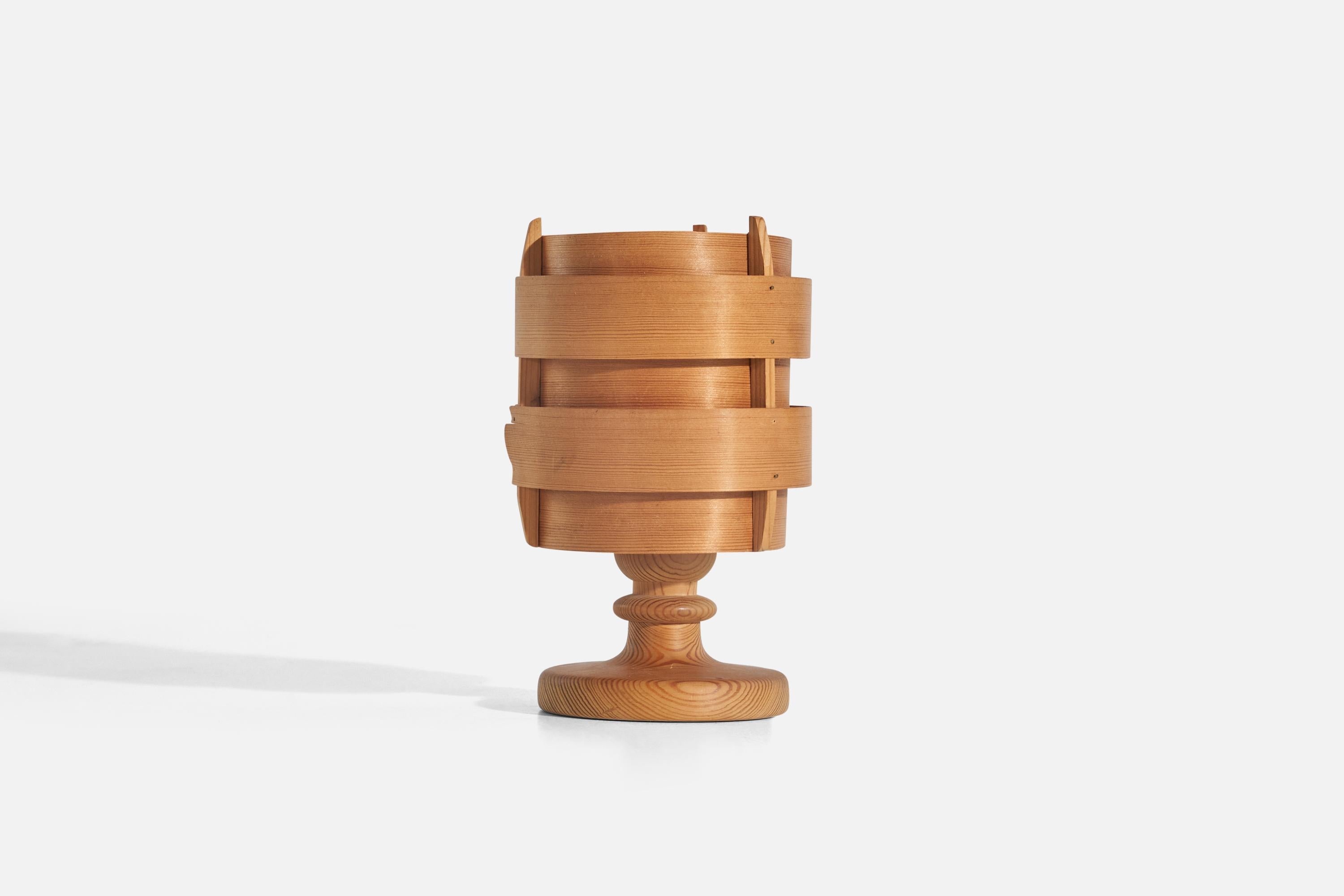 A pine and moulded pine veneer table lamp, designed and produced by Hans-Agne Jakobsson, Sweden, 1970s.

Socket takes standard E-26 medium base bulb.

There is no maximum wattage stated on the fixture.