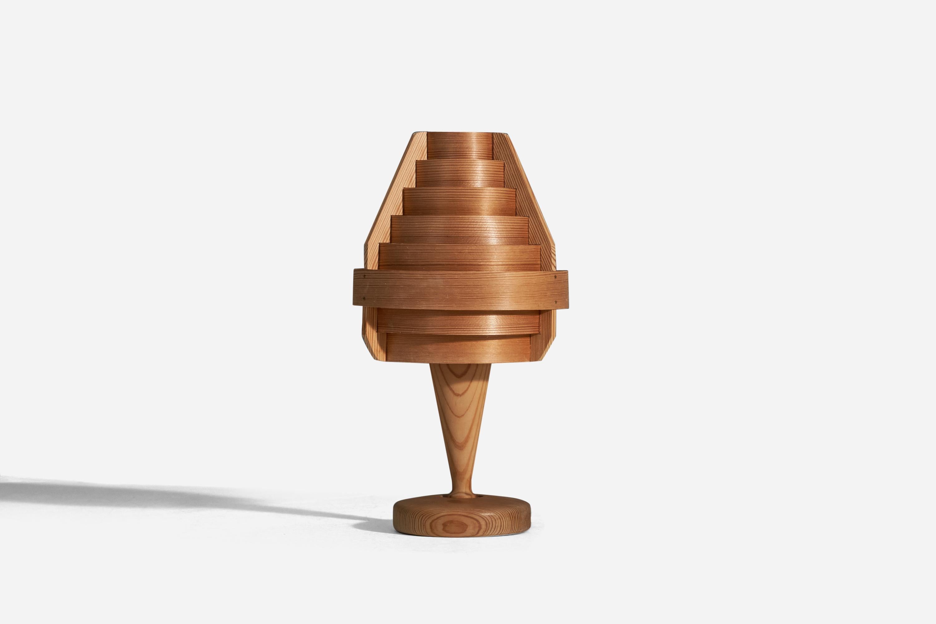 A pine and moulded pine veneer table lamp designed and produced by Hans-Agne Jakobsson, Sweden, 1970s.

Socket takes E-14 bulb.

There is no maximum wattage stated on the fixture.
