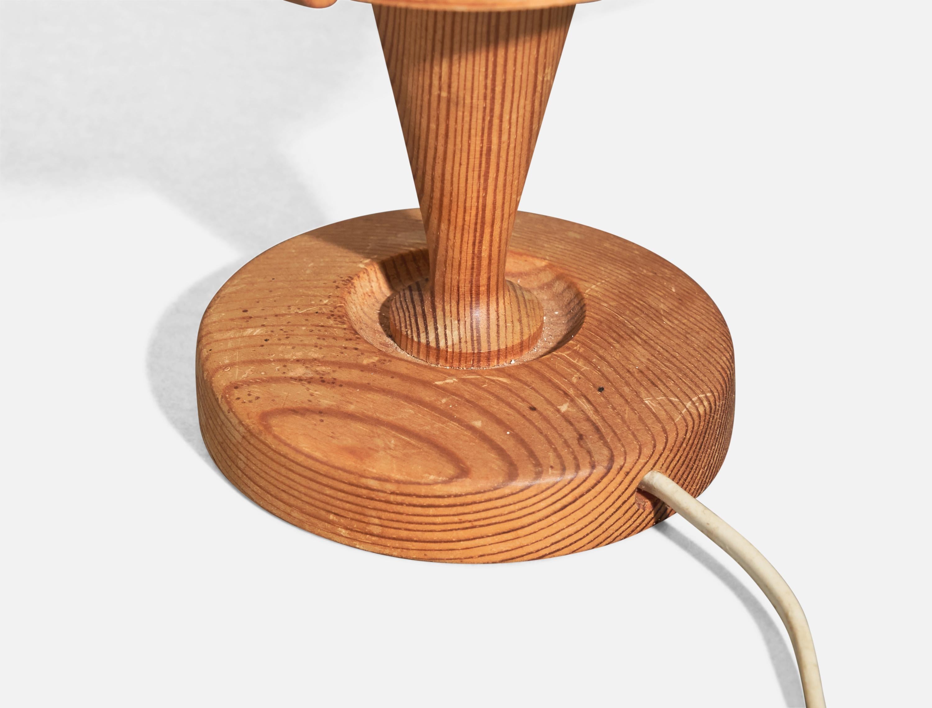 A pine and moulded pine veneer table lamp designed by Hans-Agne Jakobsson and produced by Elysett, Sweden, 1970s.

Socket takes E-14 bulb.

There is no maximum wattage stated on the fixture.