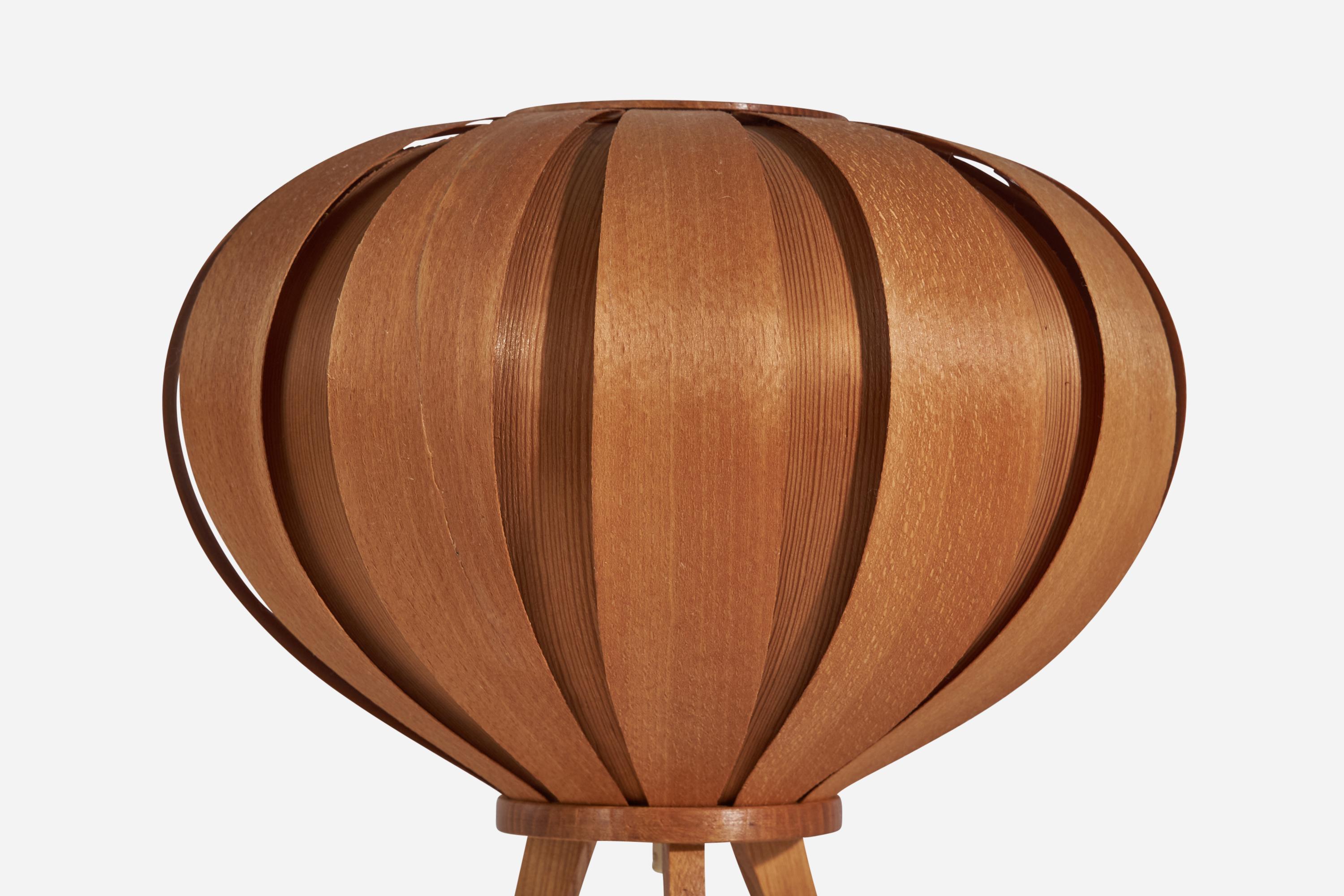 Hans-Agne Jakobsson, Table Lamp, Pine, Moulded Pine Veneer, Sweden, 1970s In Good Condition For Sale In High Point, NC