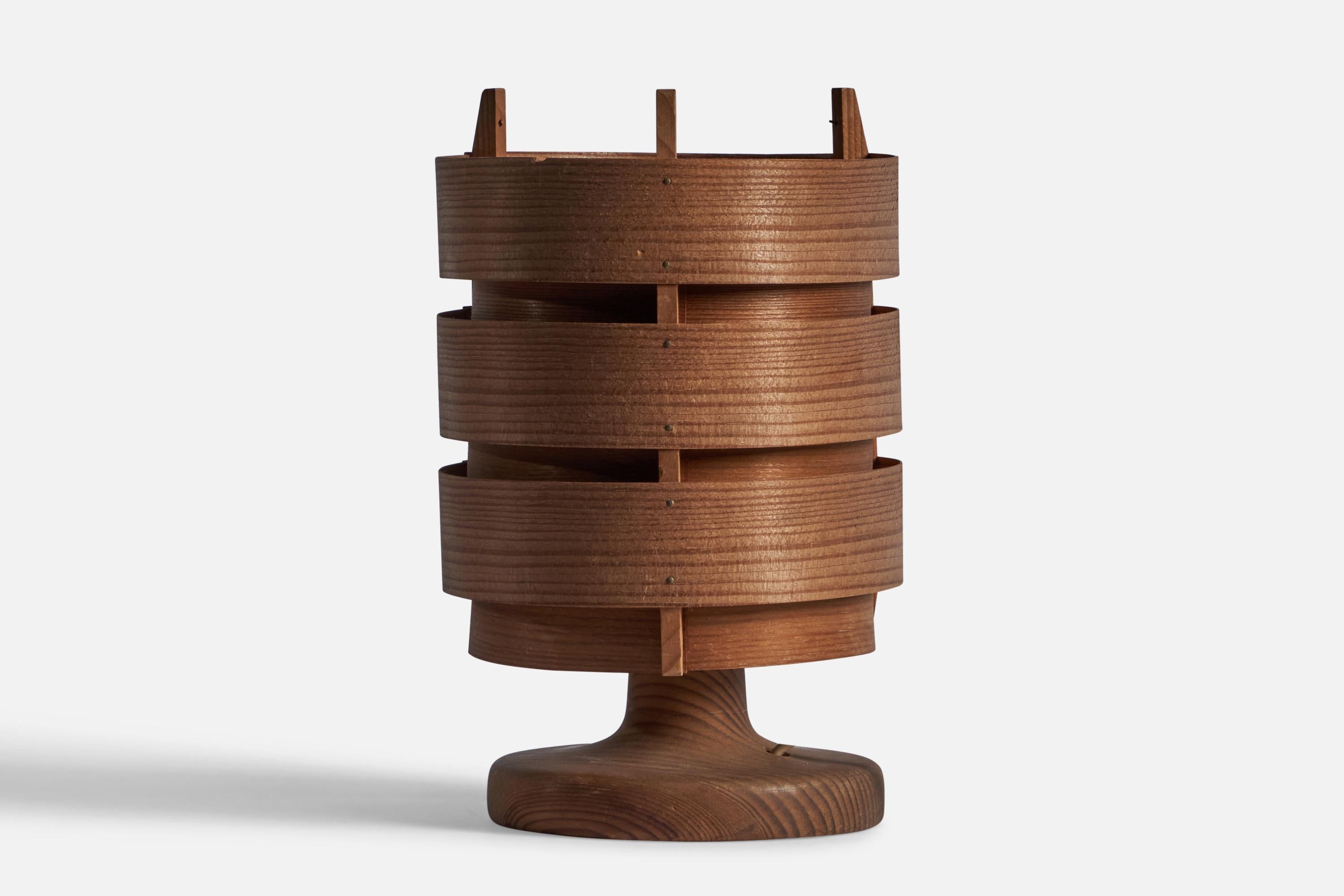 Lampe de table en pin et placage de pin moulé, conçue par Hans-Agne Jakobsson et produite par Agnes AB, Suède, années 1970.

Dimensions totales : 8.5