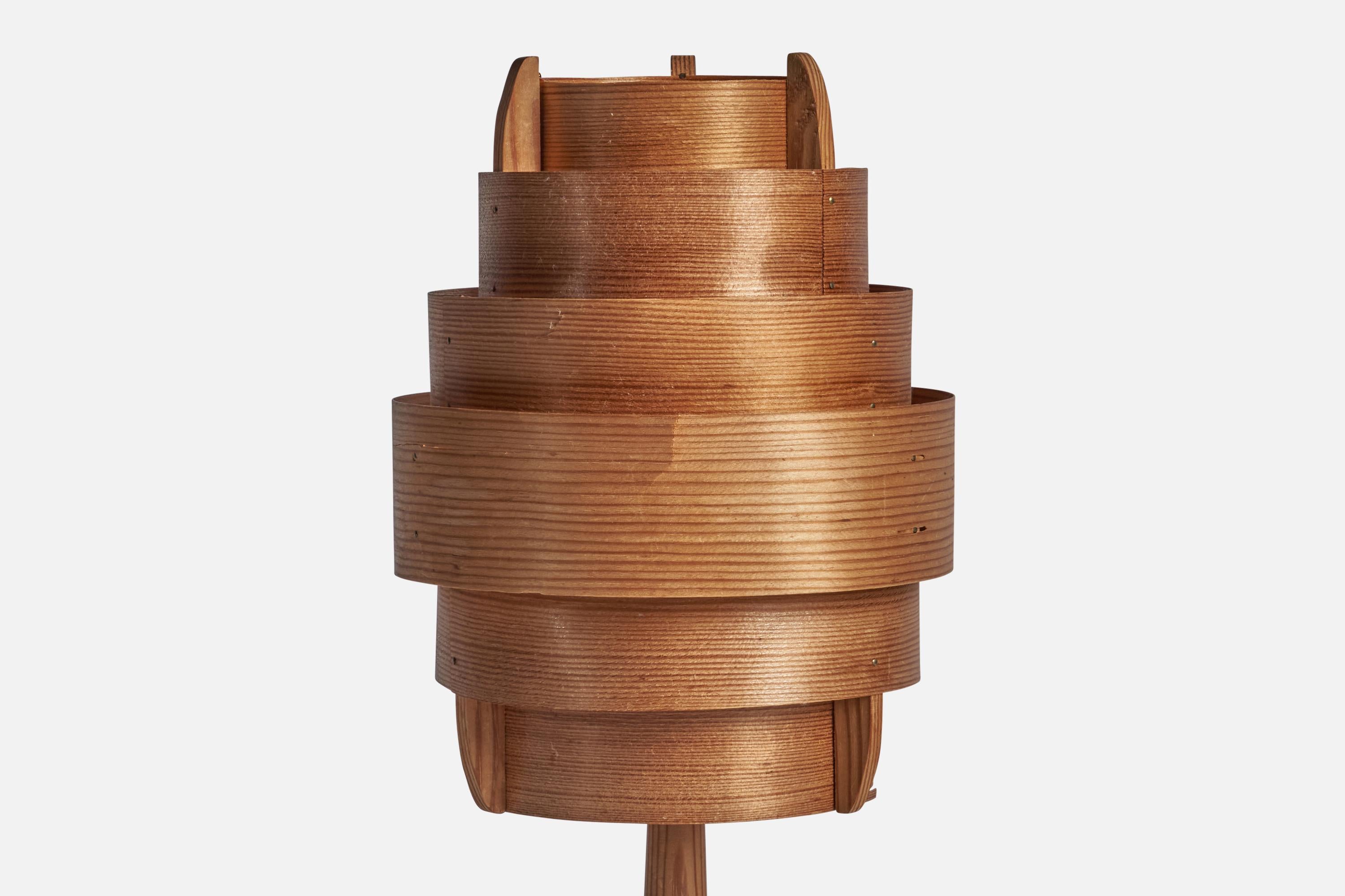 A pine and moulded pine-veneer table lamp, designed and produced by Hans-Agne Jakobsson, Markaryd, Sweden, 1970s.

Overall Dimensions (inches): 16.25