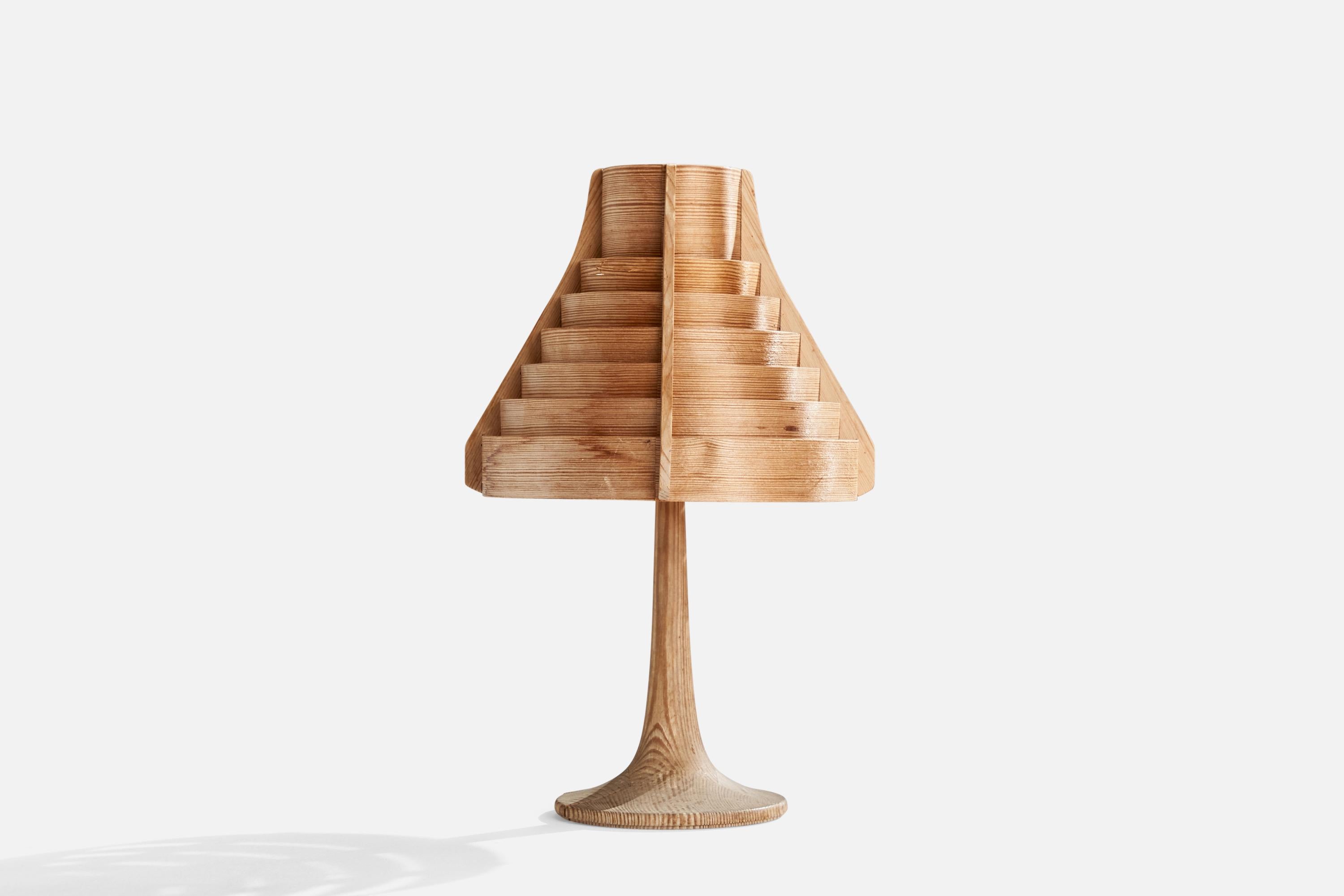 A pine and moulded pine veneer table lamp designed by Hans-Agne Jakobsson and produced by Elysett, Sweden, c. 1970s.

Overall Dimensions (inches): 15.50” H x 8.5” W x 8.25” D
Stated dimensions include shade.
Bulb Specifications: E-26 Bulb
Number of
