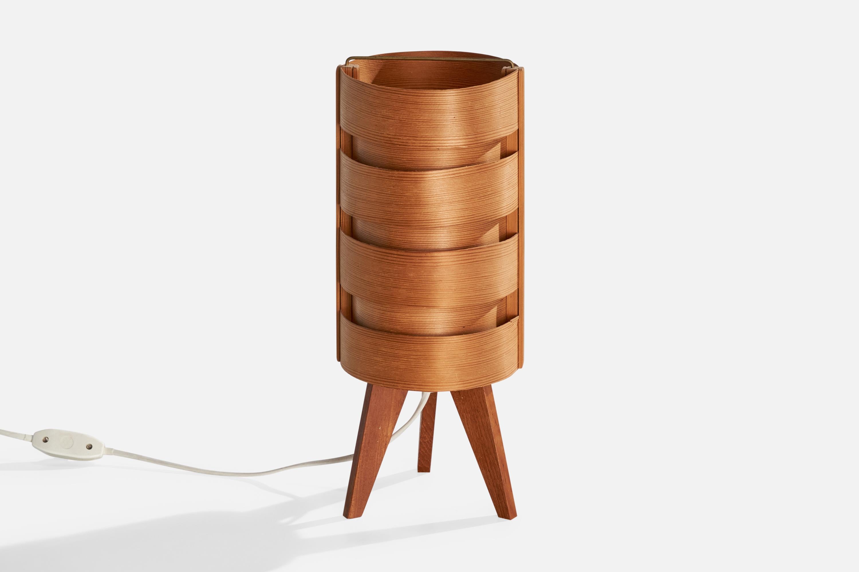 Lámpara de mesa de pino y chapa de pino moldeada, diseñada por Hans-Agne Jakobsson y producida por Elysett AB, Suecia, c. 1970.

Dimensiones de la lámpara con pantalla (pulgadas): 13,2