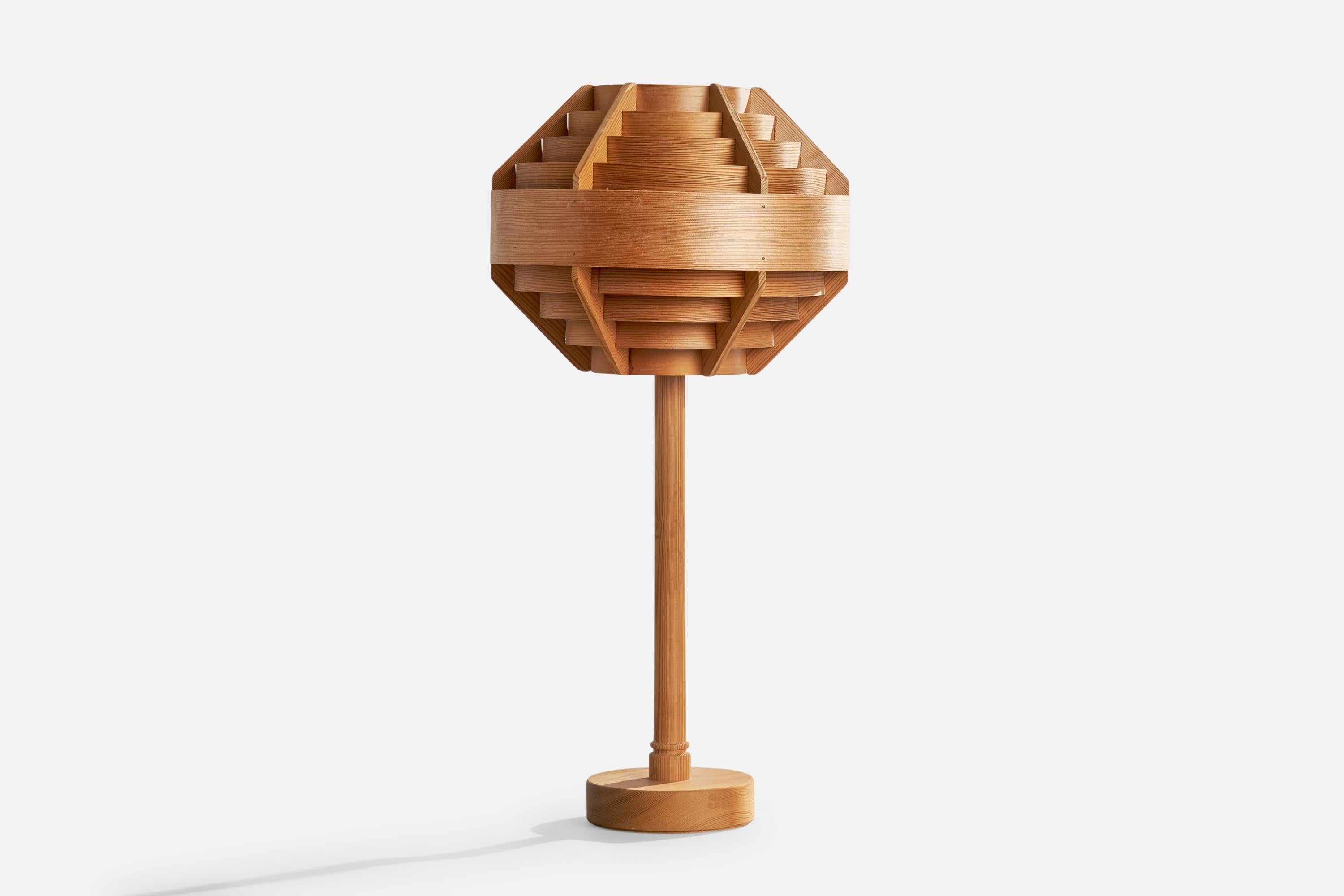 Lampe de table en pin conçue par Hans-Agne Jakobsson et produite par Agnes, Suède, c. années 1970.

Dimensions de la lampe avec abat-jour (pouces) : 22.5