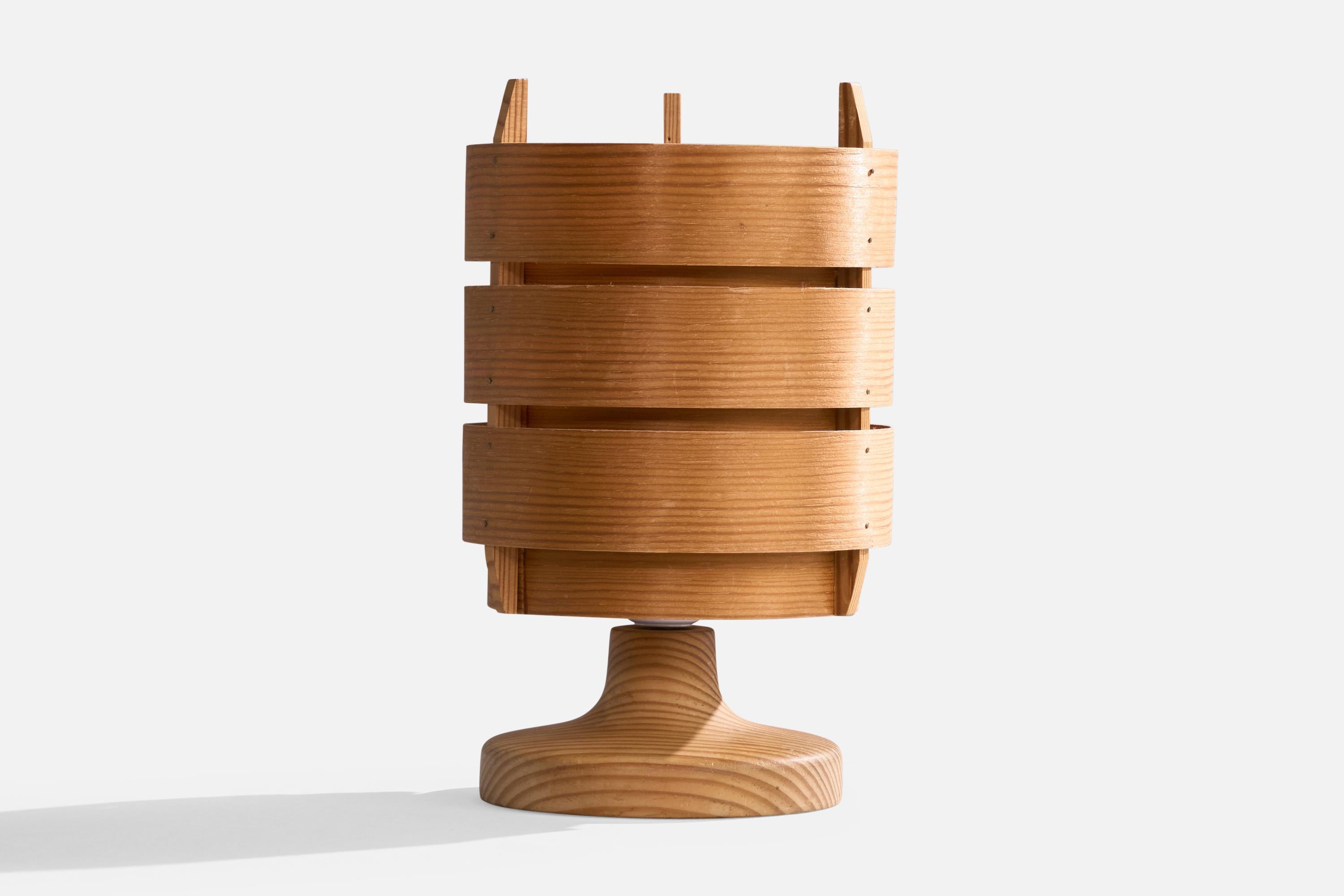 Lampe de table en pin et placage de pin conçue par Hans-Agne Jakobsson et produite par Ellysett, Suède, c.C. 1970.

Dimensions de la lampe avec abat-jour (pouces) : 9.85