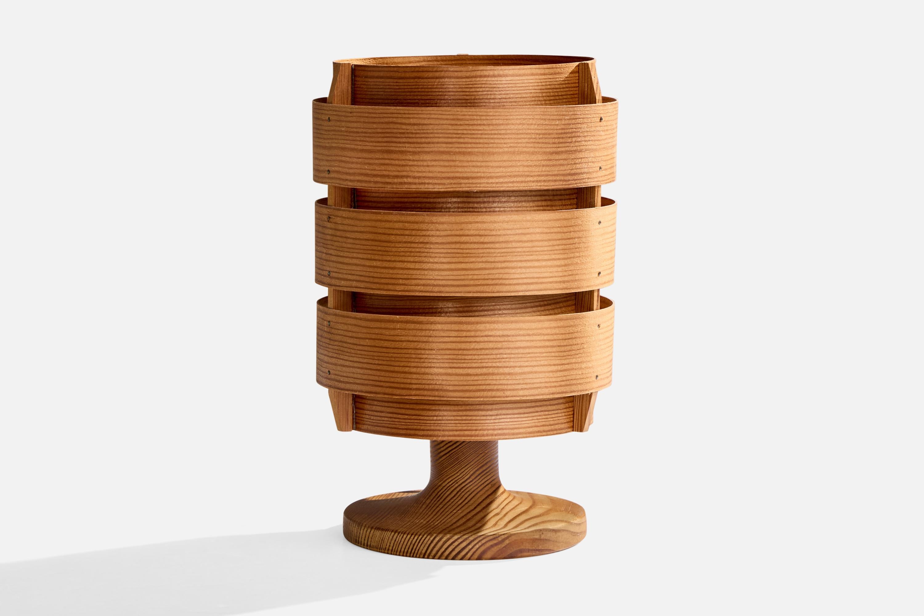Tischleuchte aus Kiefernholz, entworfen von Hans-Agne Jakobsson und hergestellt von Elysett AB, Schweden, 1970er Jahre.

Abmessungen der Lampe (Zoll): 9,5 