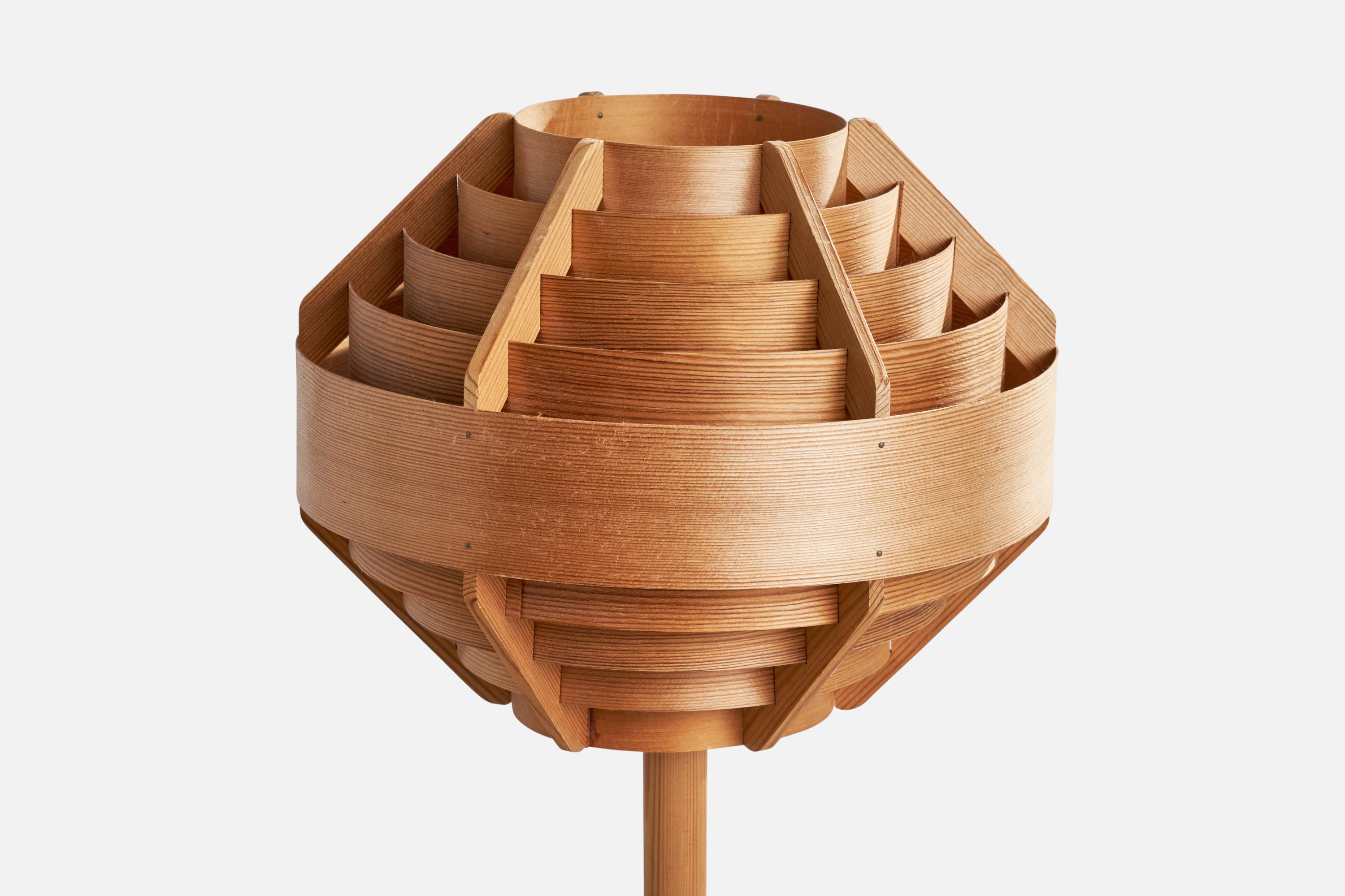 Hans-Agne Jakobsson, lampe de bureau en pin, Suède, années 1970 Bon état - En vente à High Point, NC