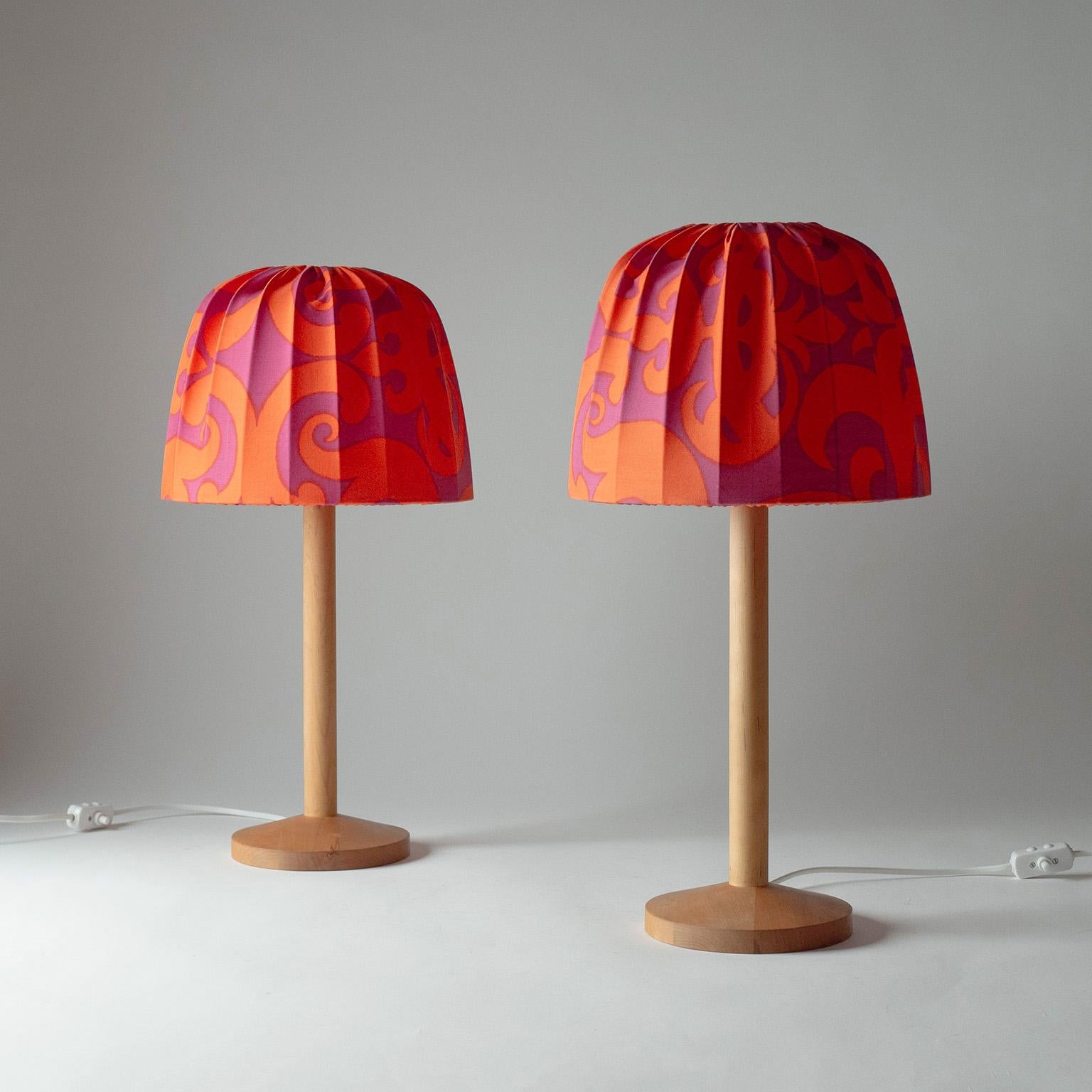 Ravissante paire de lampes de table Hans-Agne Agnes des années 1960-1970. Base en bois minimaliste avec abat-jour en forme de dôme recouvert de tissu d'origine - les abat-jour et les bases portent des étiquettes du fabricant. Très bon état d'origine