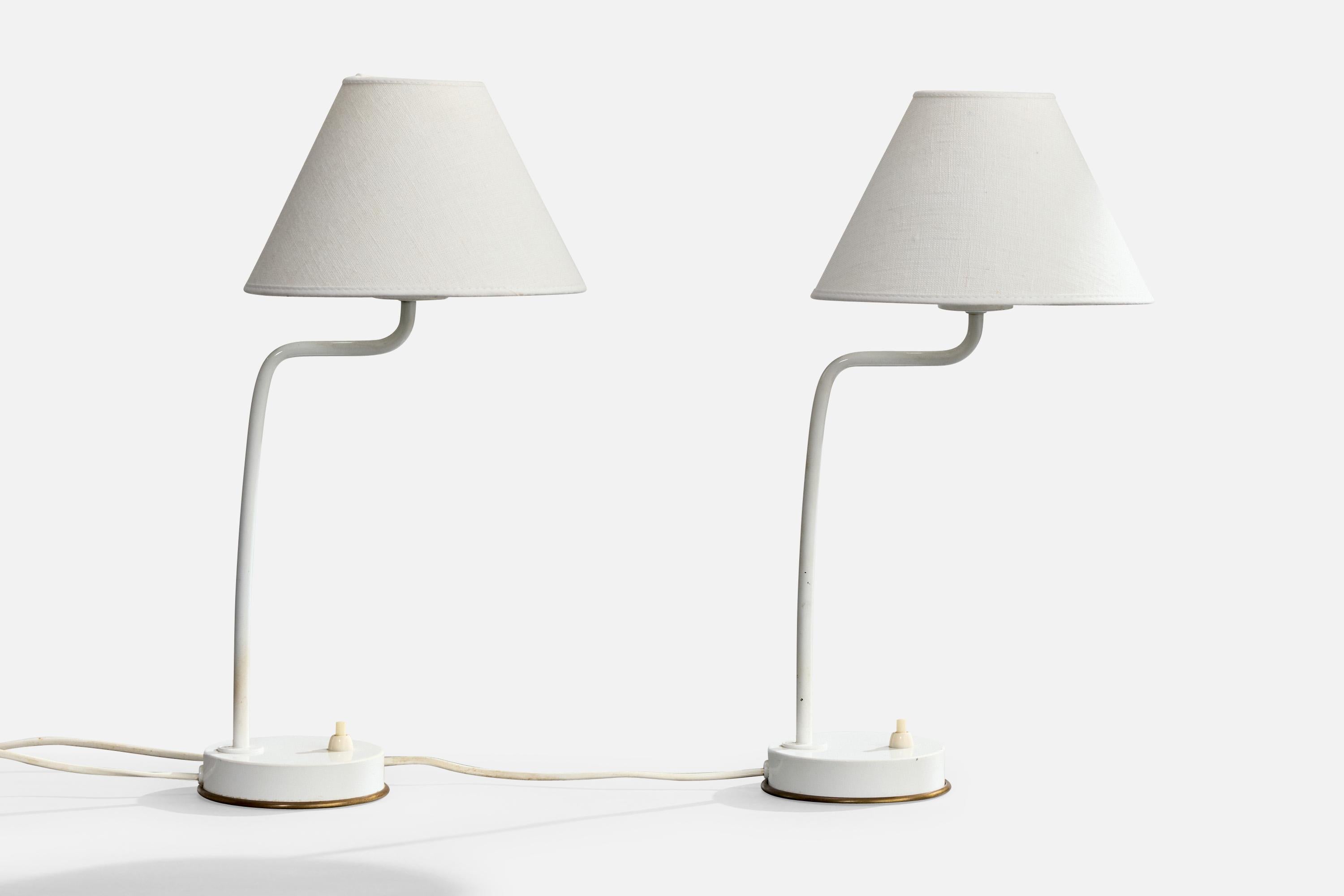 Pareja de lámparas de sobremesa de metal lacado en blanco y latón, diseñadas y producidas por Hans-Agne Jakobsson, Suecia, c. 1970.

Dimensiones de la lámpara (pulgadas): 13,875