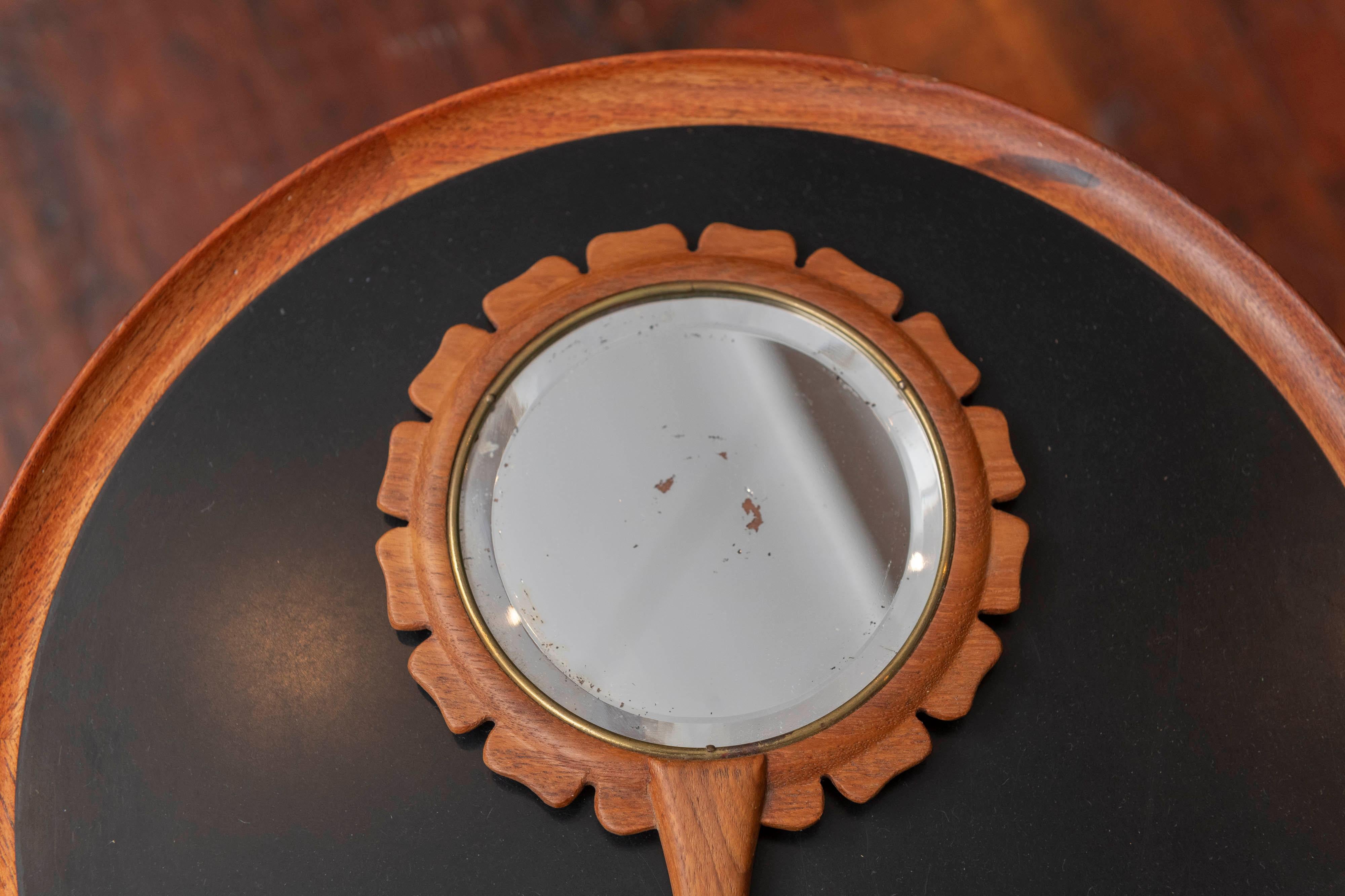 Superbe et rare miroir à main en teck de Hans-Agne Agnes. Tête graphique de tournesol ou d'étoile. Signé avec l'étiquette d'origine sur la poignée.